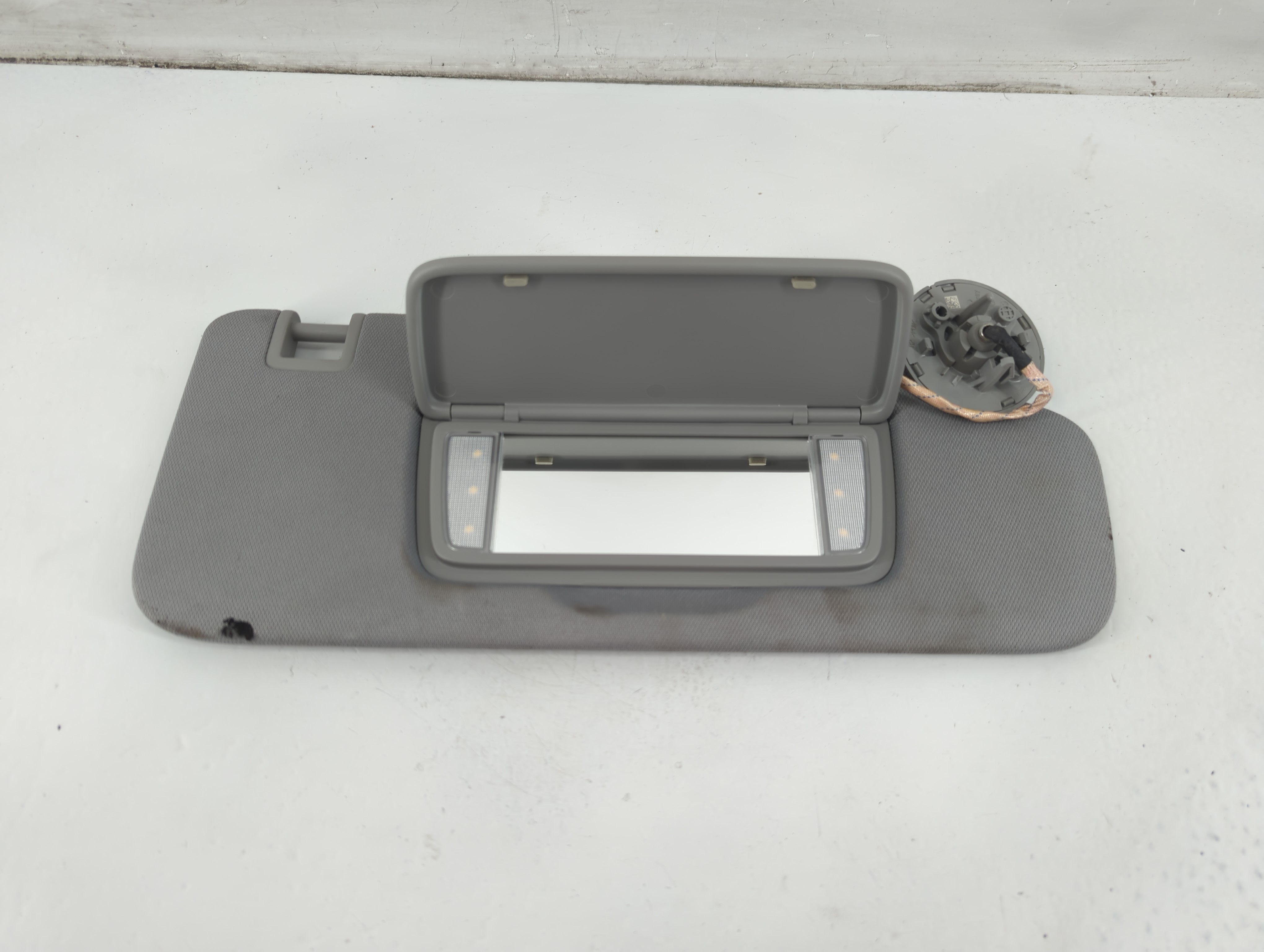 2018-2019 Chevrolet Equinox Passenger Sun Visor Mirror Right Sunvisor 1096157 - Oemusedautoparts1.com