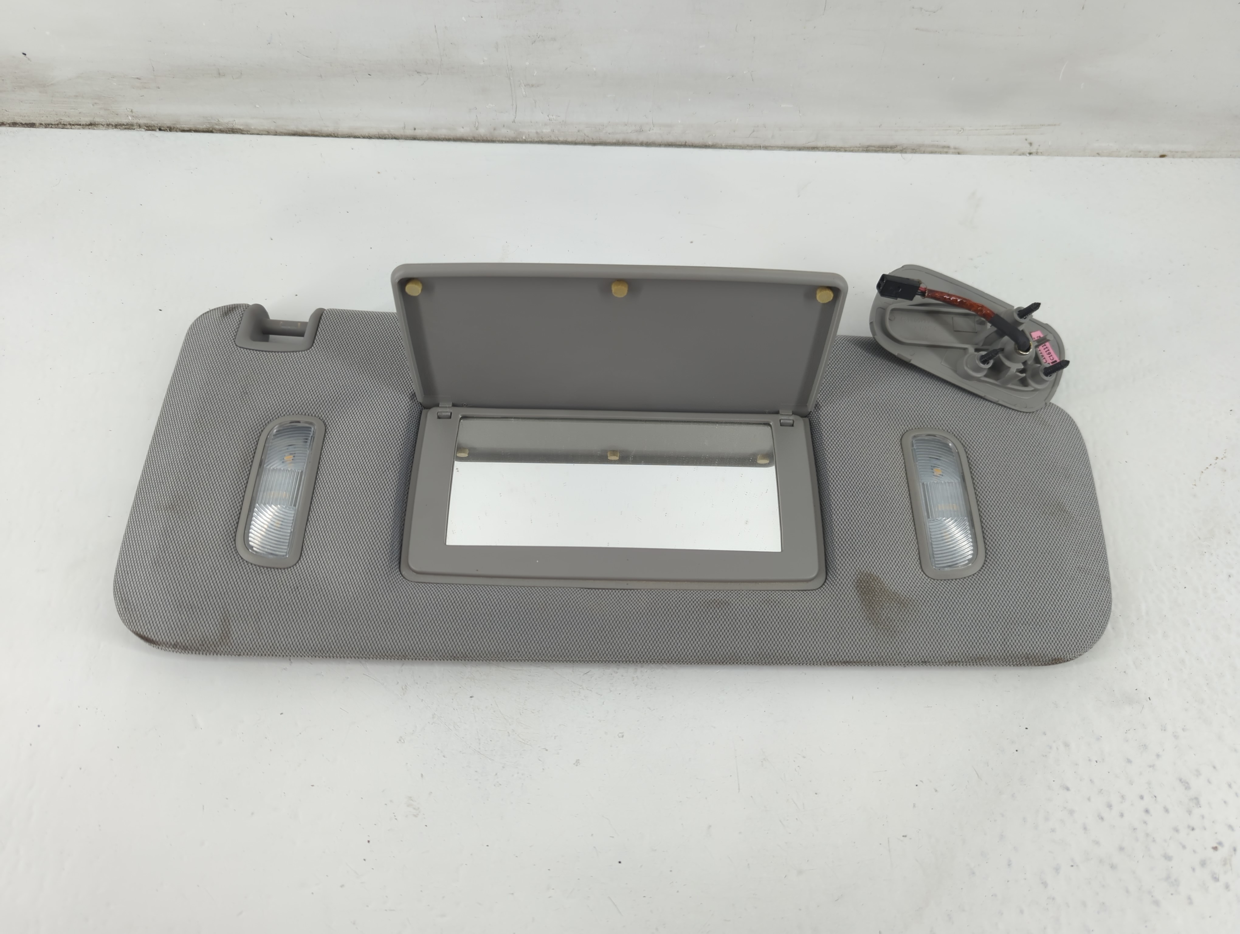 2014 Chevrolet Silverado 1500 Passenger Sun Visor Mirror Right Sunvisor 1096168 - Oemusedautoparts1.com