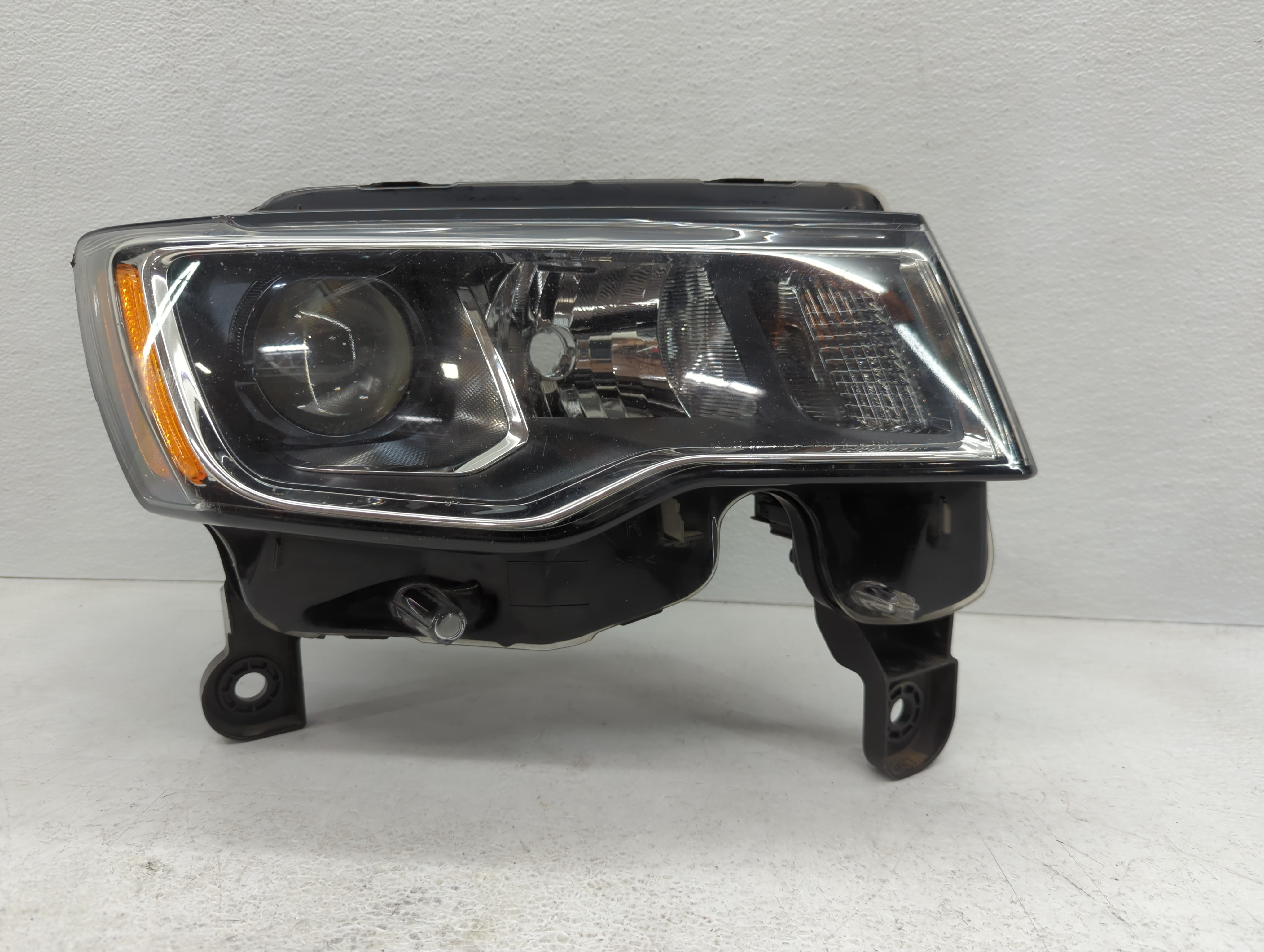 2017 Jeep Grand Cherokee Passenger Right Oem Head Light Headlight Lamp 1096235 - Oemusedautoparts1.com