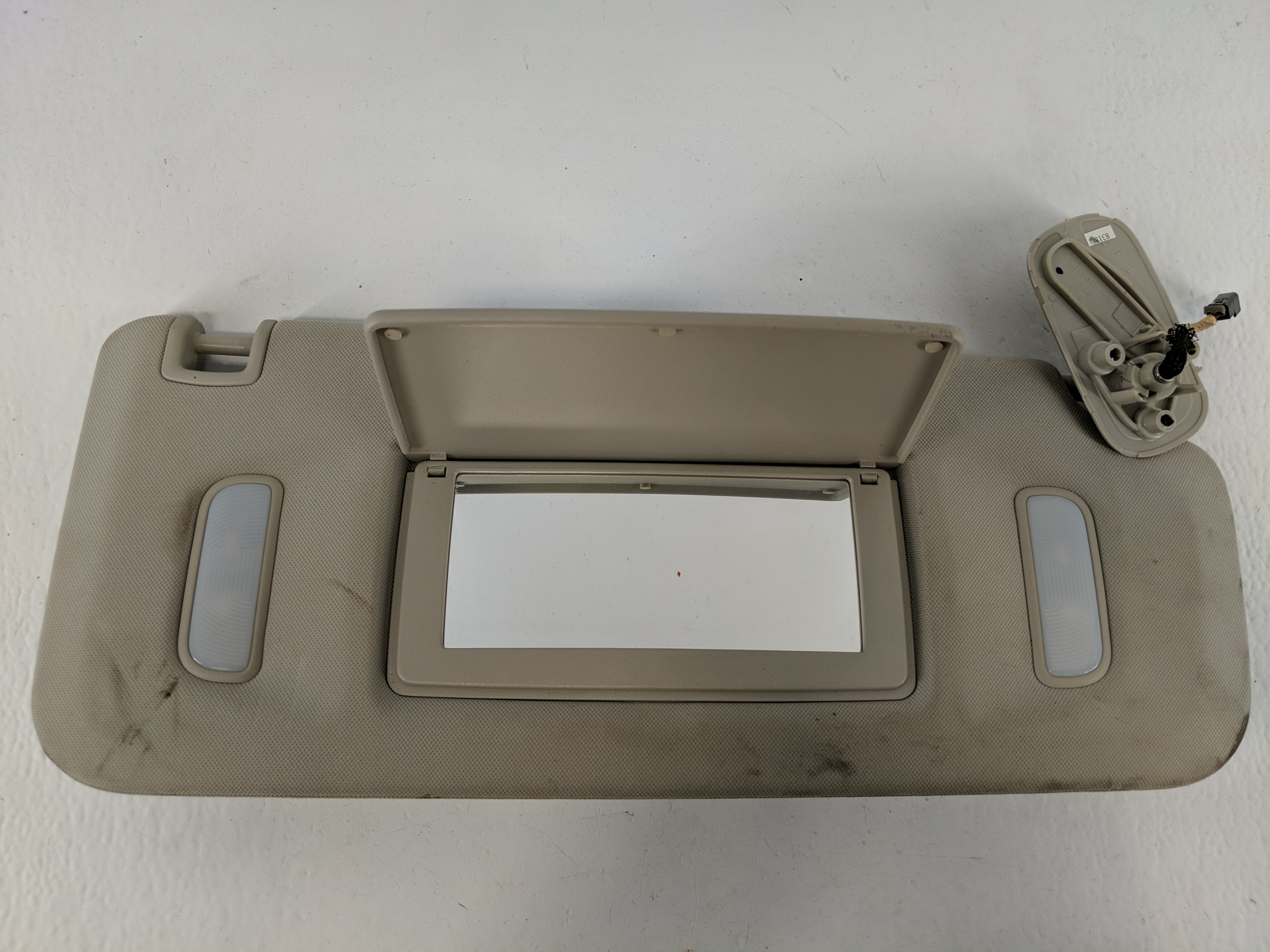 2007-2014 Chevrolet Tahoe Passenger Sun Visor Mirror Right Sunvisor Grey 1096271 - Oemusedautoparts1.com