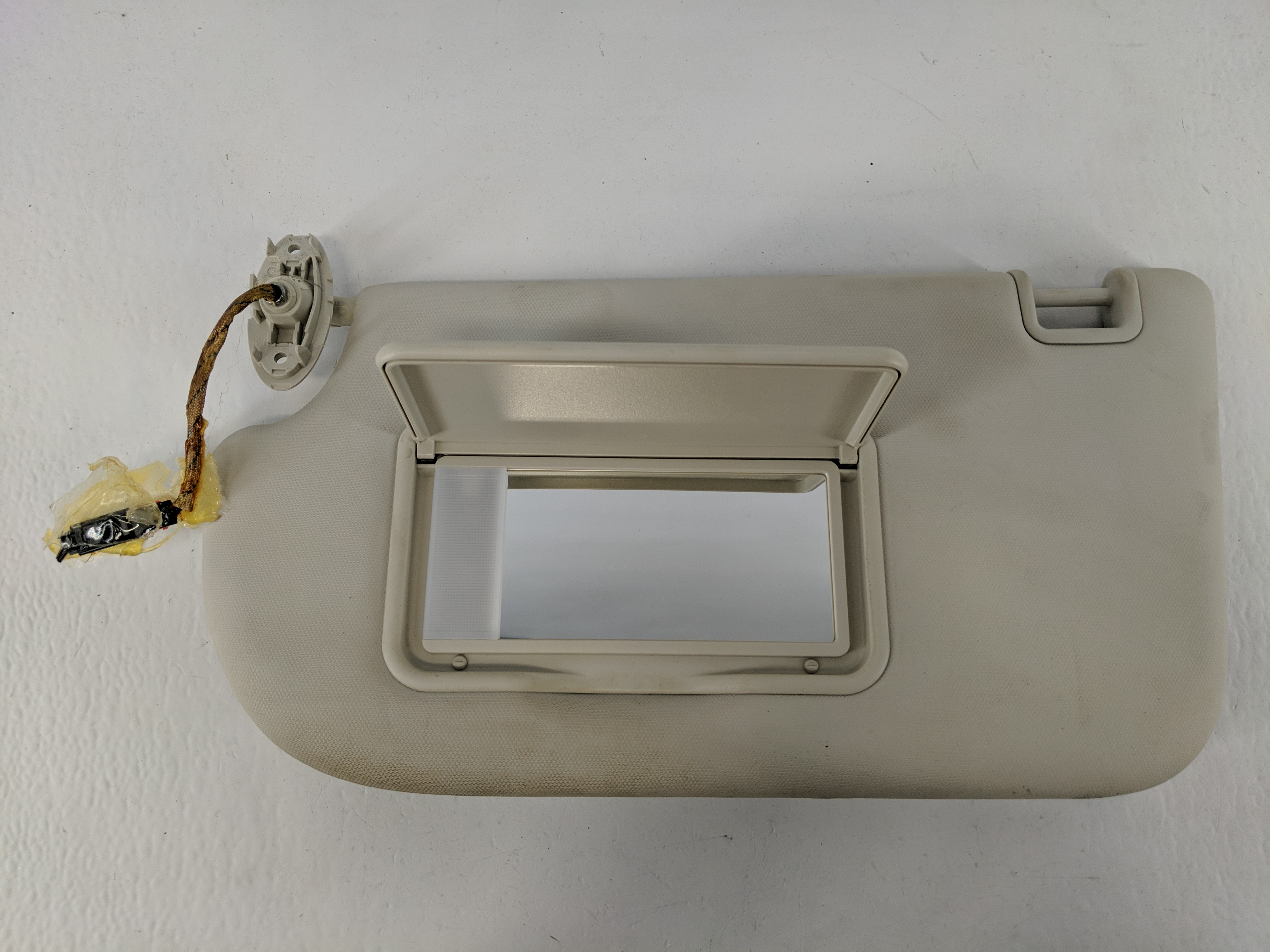 2013-2018 Ford Focus Driver Sun Visor Mirror Left Sunvisor Cream 1096299 - Oemusedautoparts1.com