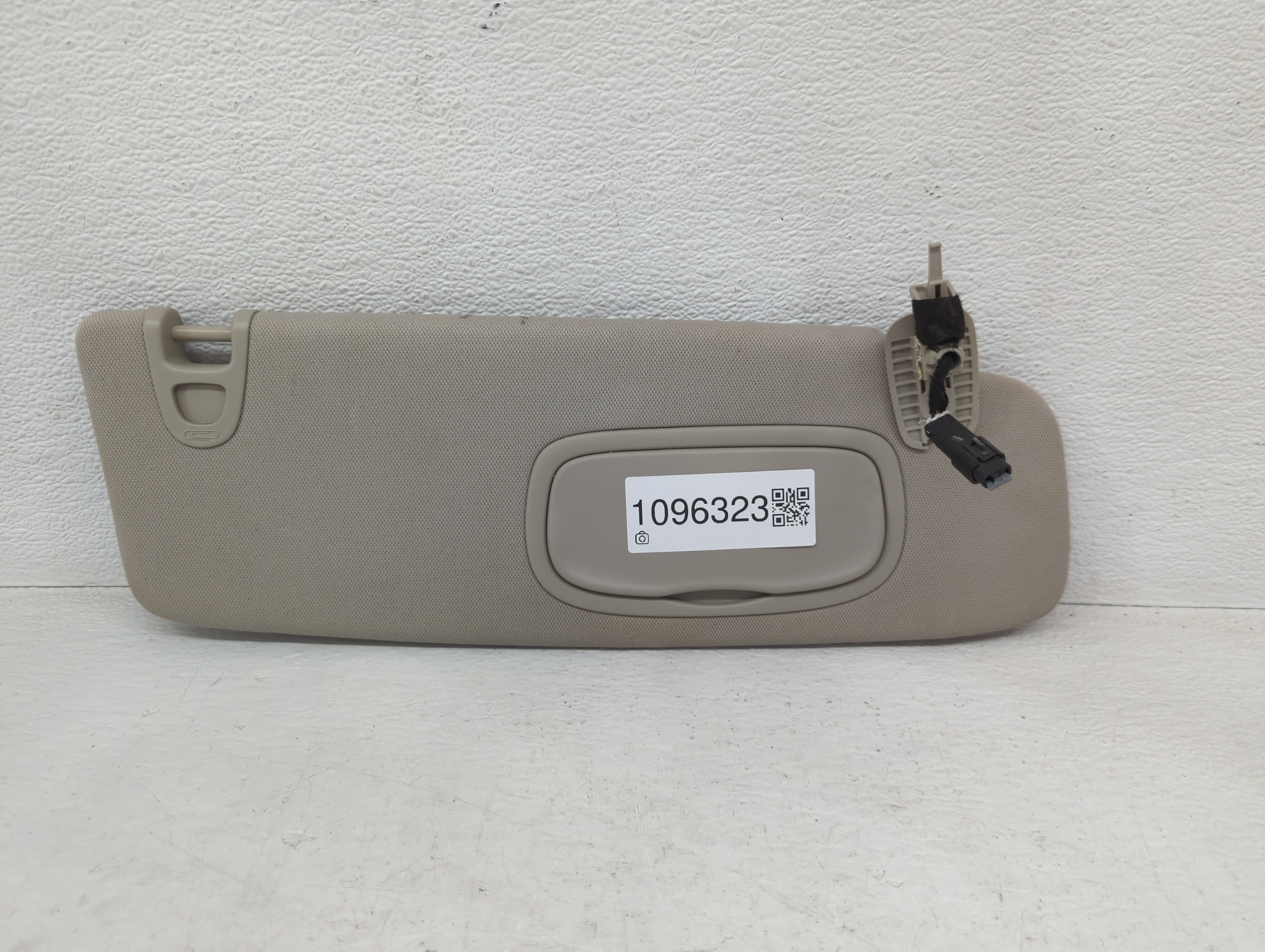 2017-2020 Chrysler Pacifica Passenger Sun Visor Mirror Right Sunvisor 1096323 - Oemusedautoparts1.com