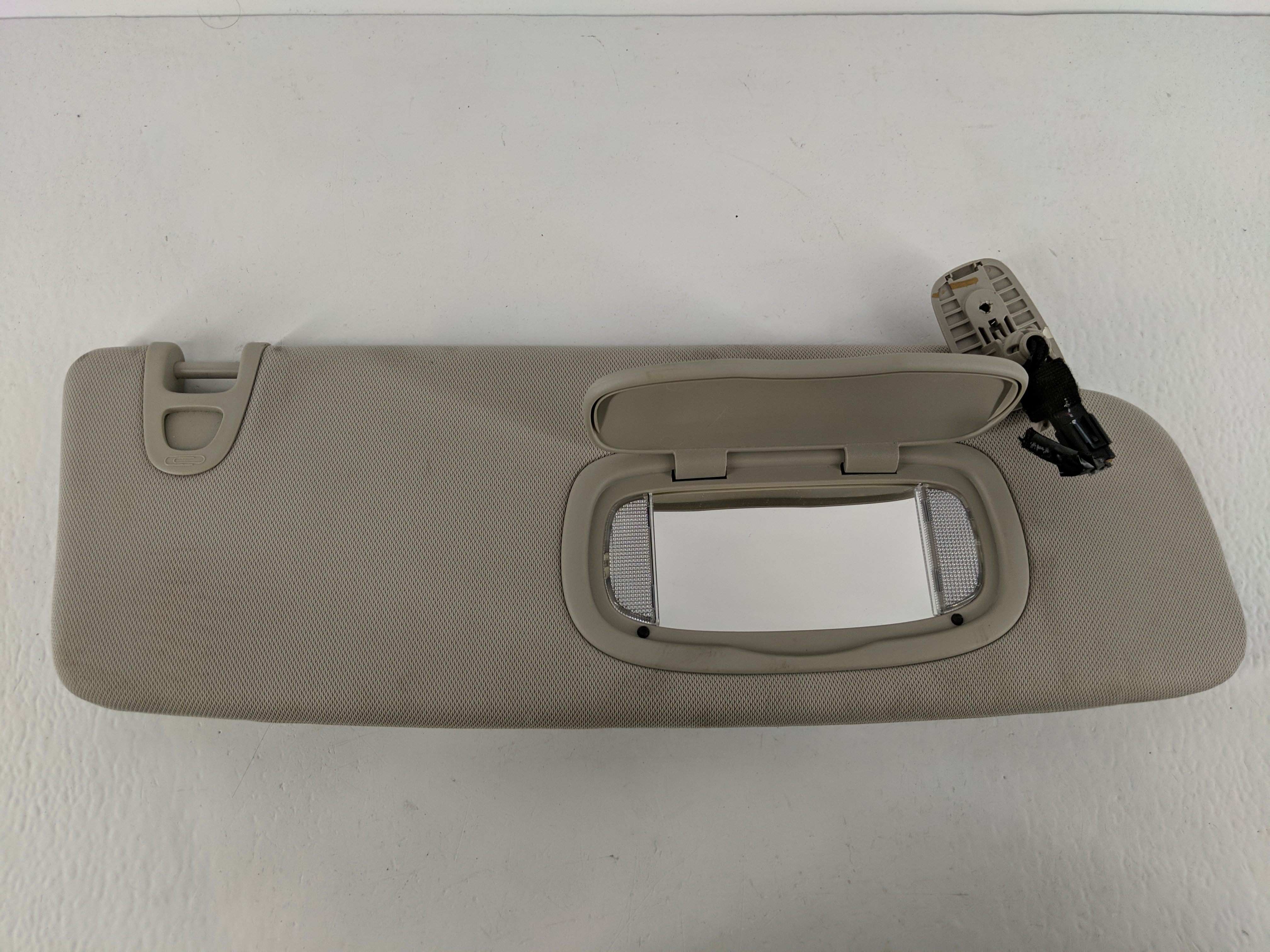 2017-2020 Chrysler Pacifica Passenger Sun Visor Mirror Right Sunvisor 1096342 - Oemusedautoparts1.com