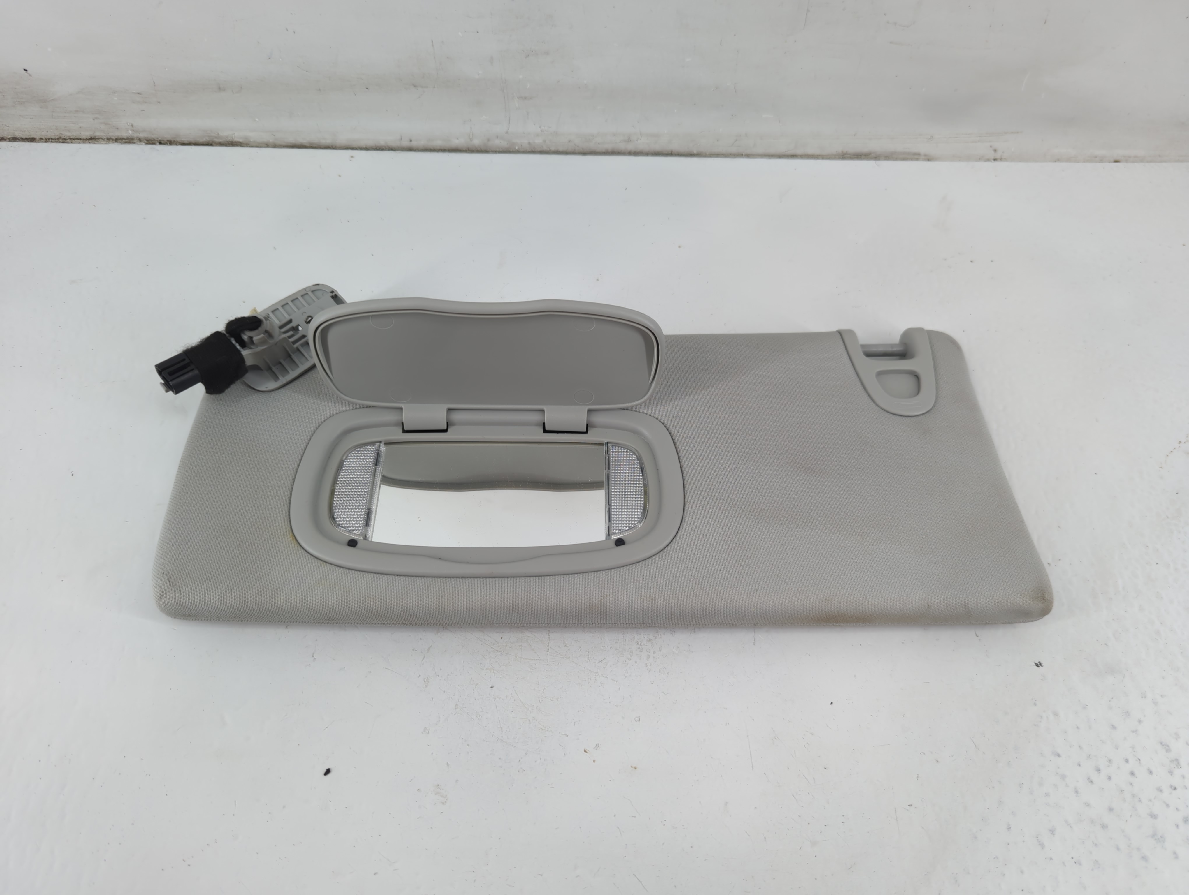 2019-2022 Jeep Cherokee Driver Sun Visor Mirror Left Sunvisor Grey 1096425 - Oemusedautoparts1.com
