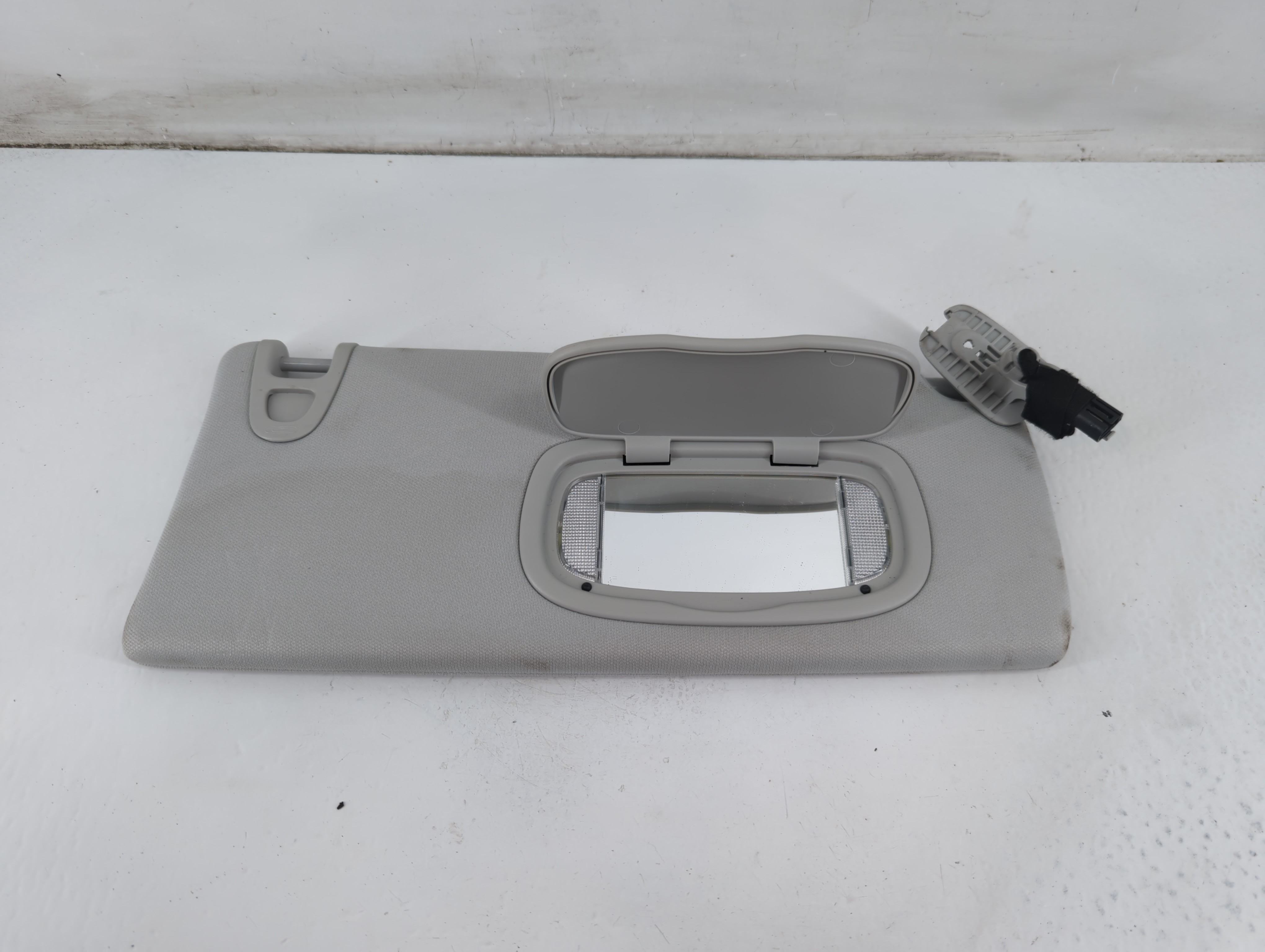 2019-2022 Jeep Cherokee Passenger Sun Visor Mirror Right Sunvisor Grey 1096426 - Oemusedautoparts1.com