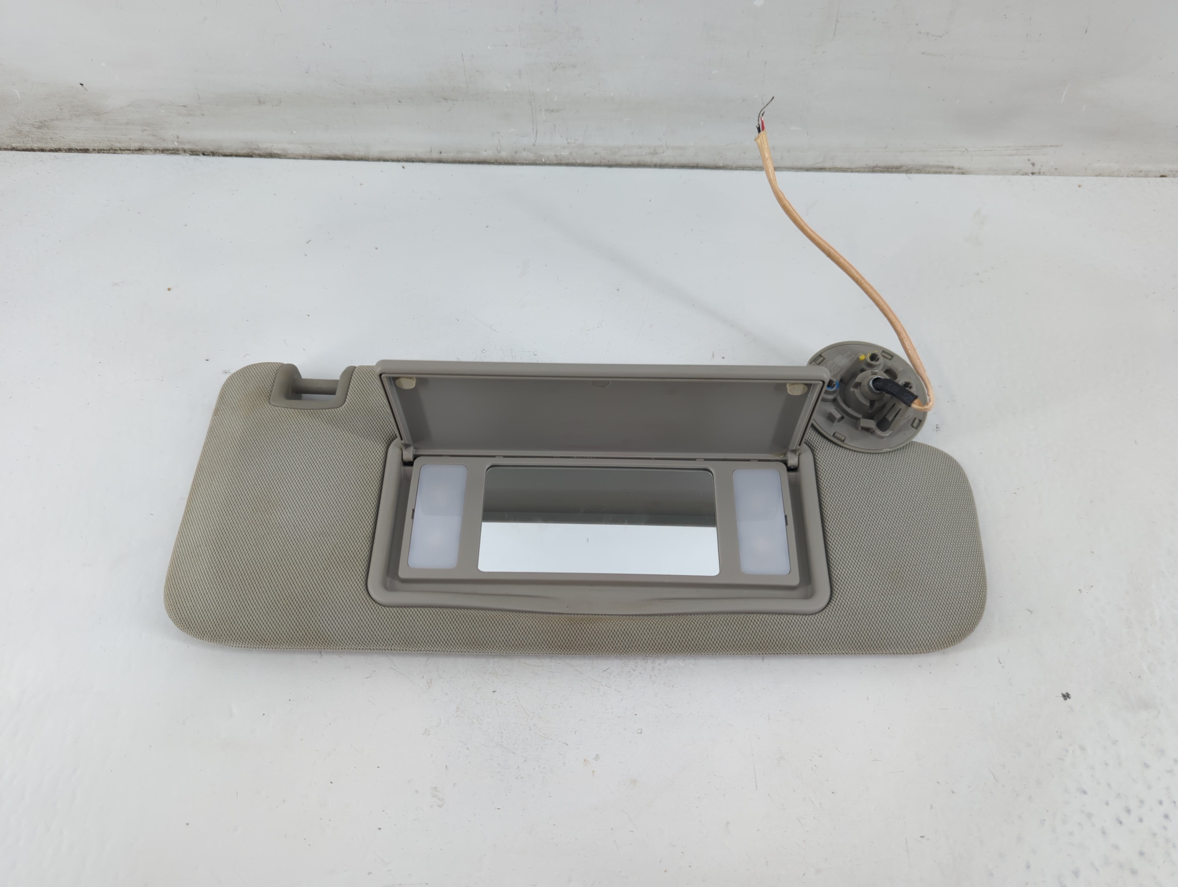 2014-2020 Chevrolet Impala Passenger Sun Visor Mirror Right Sunvisor 1096545 - Oemusedautoparts1.com