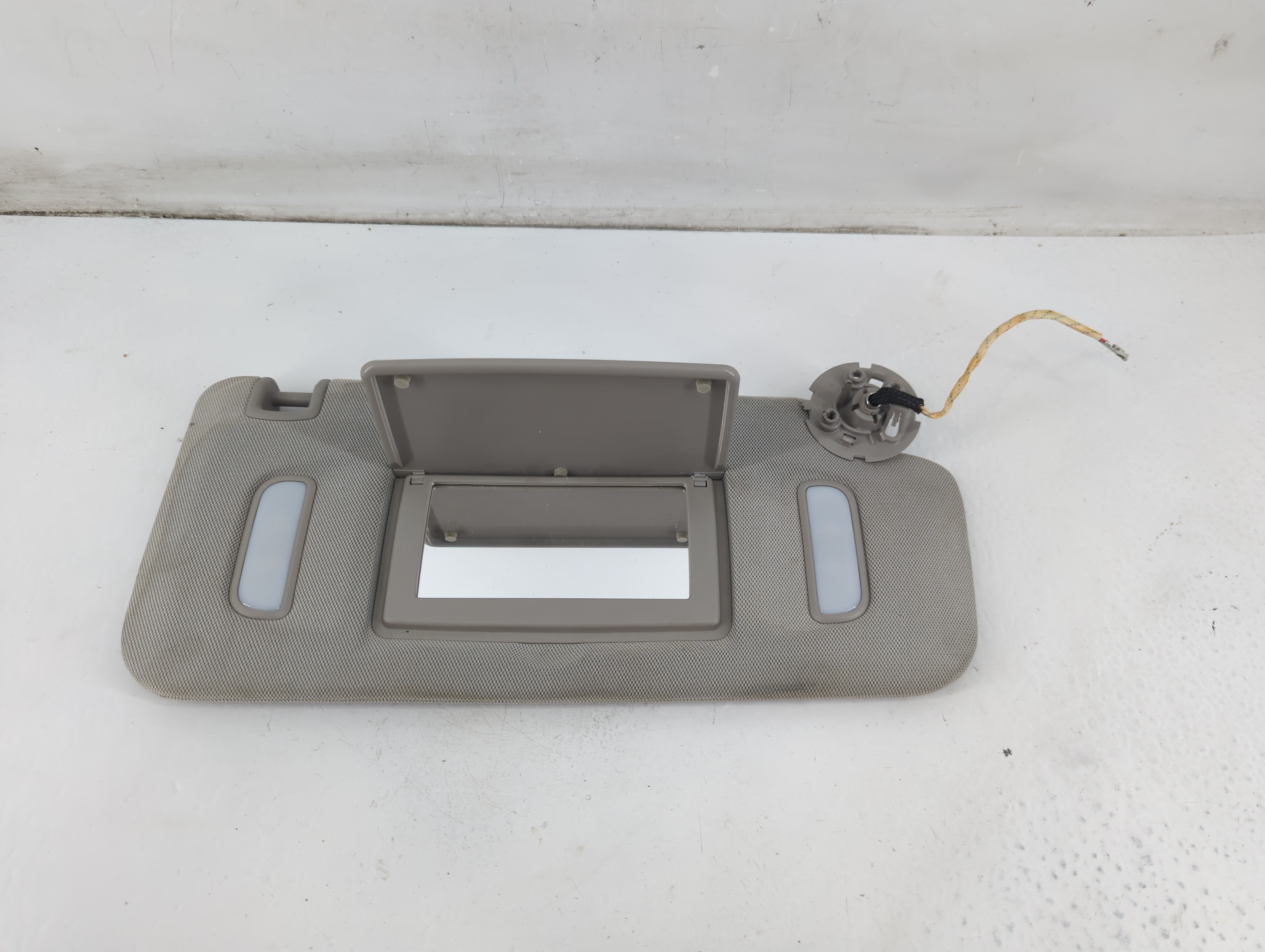 2010-2017 Chevrolet Equinox Passenger Sun Visor Mirror Right Sunvisor 1096551 - Oemusedautoparts1.com