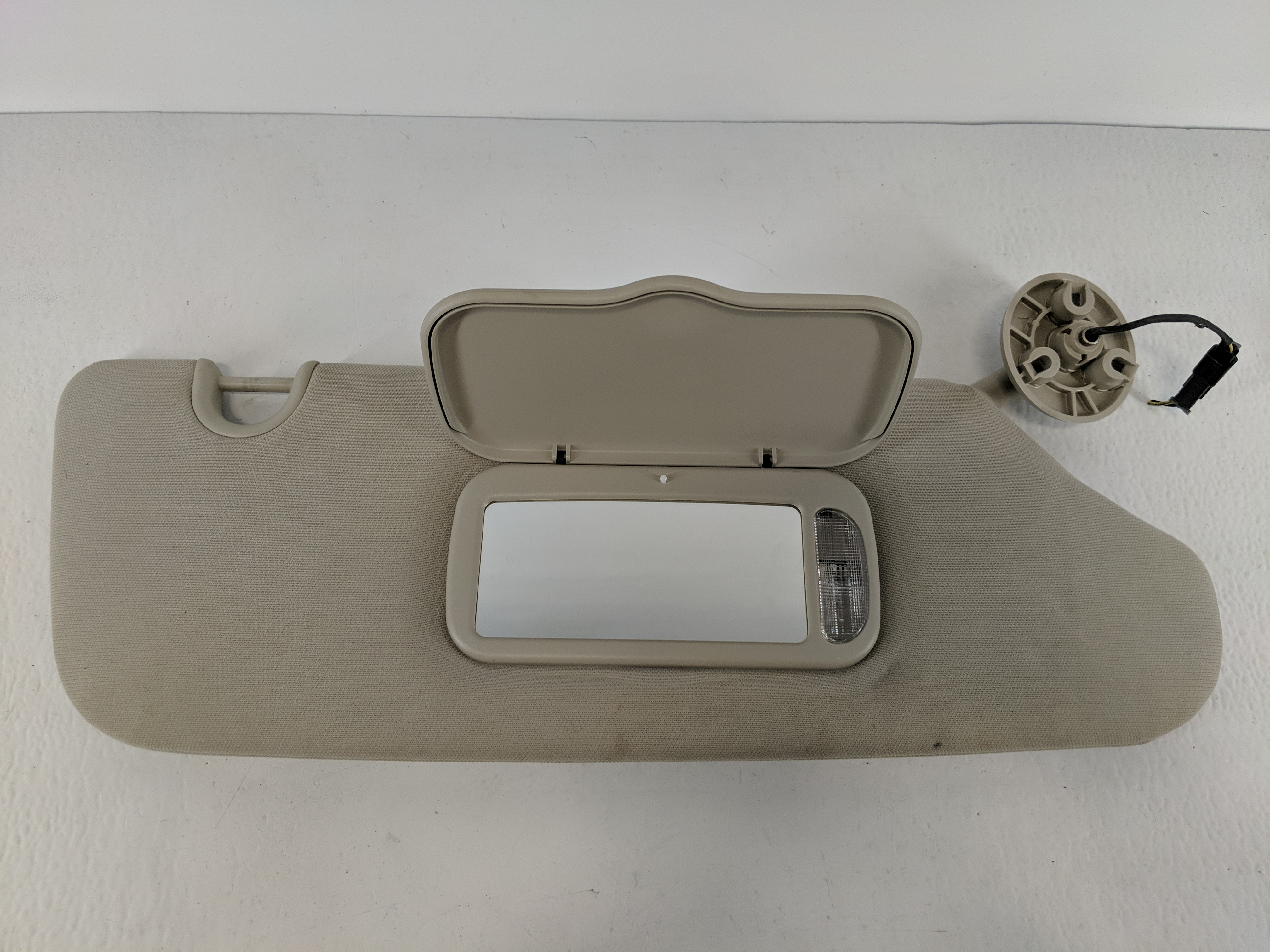2011 Chrysler Town & Country Passenger Sun Visor Mirror Right Sunvisor 1096573 - Oemusedautoparts1.com