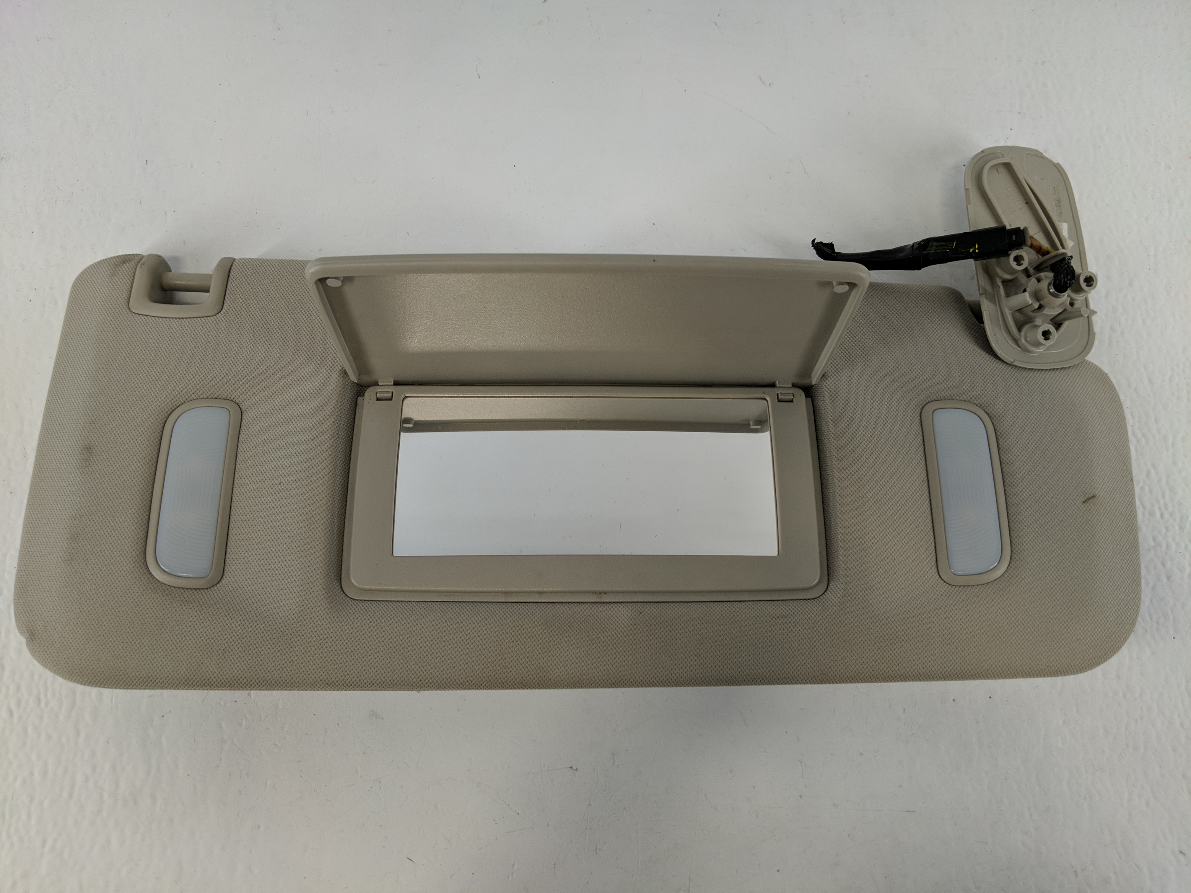 2007 Chevrolet Silverado 1500 Passenger Sun Visor Mirror Right Sunvisor 1096595 - Oemusedautoparts1.com