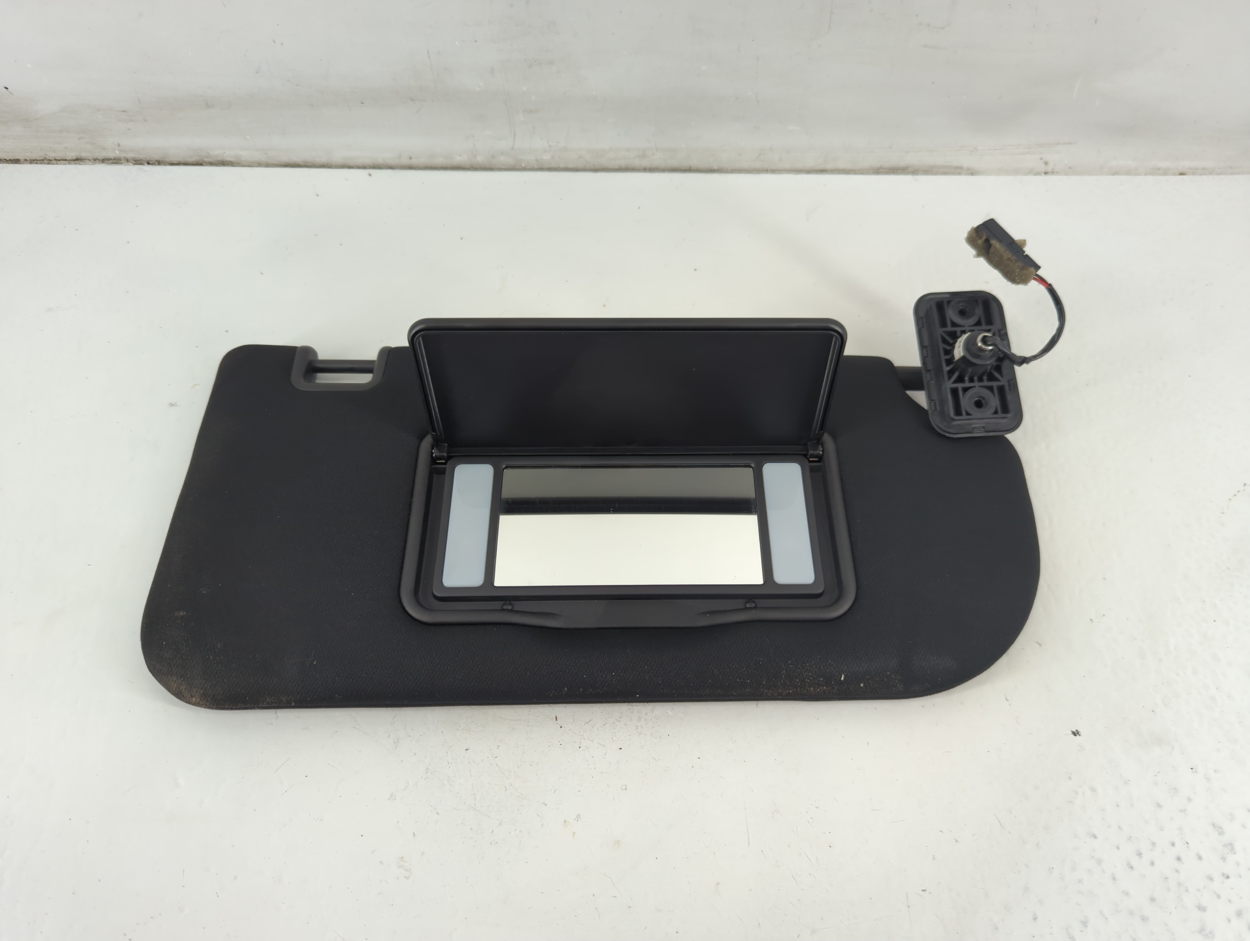 2015-2019 Lincoln Mkc Driver Sun Visor Mirror Left Sunvisor Black 1096618 - Oemusedautoparts1.com
