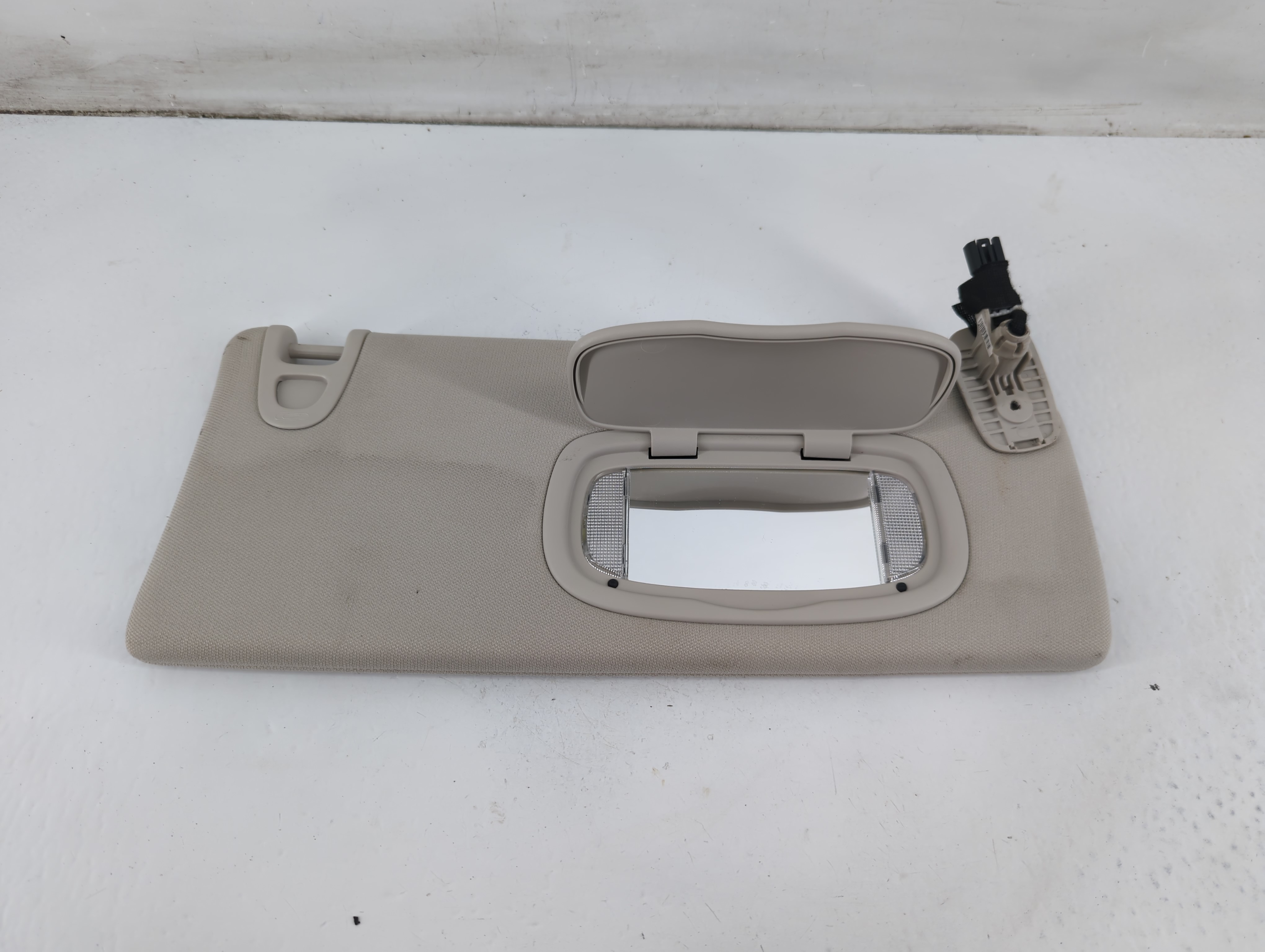 2014-2018 Jeep Cherokee Passenger Sun Visor Mirror Right Sunvisor Grey 1096619 - Oemusedautoparts1.com