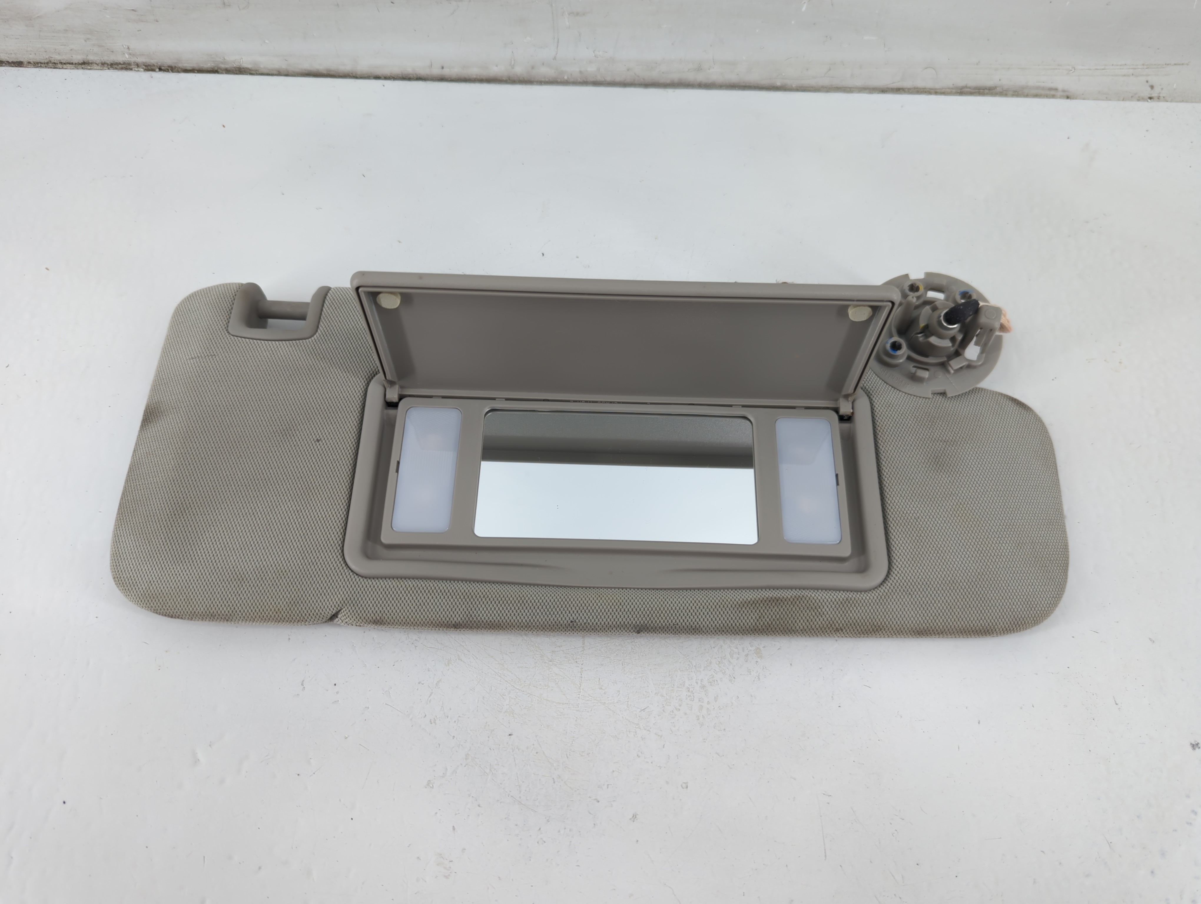 2014-2020 Chevrolet Impala Passenger Sun Visor Mirror Right Sunvisor 1096644 - Oemusedautoparts1.com
