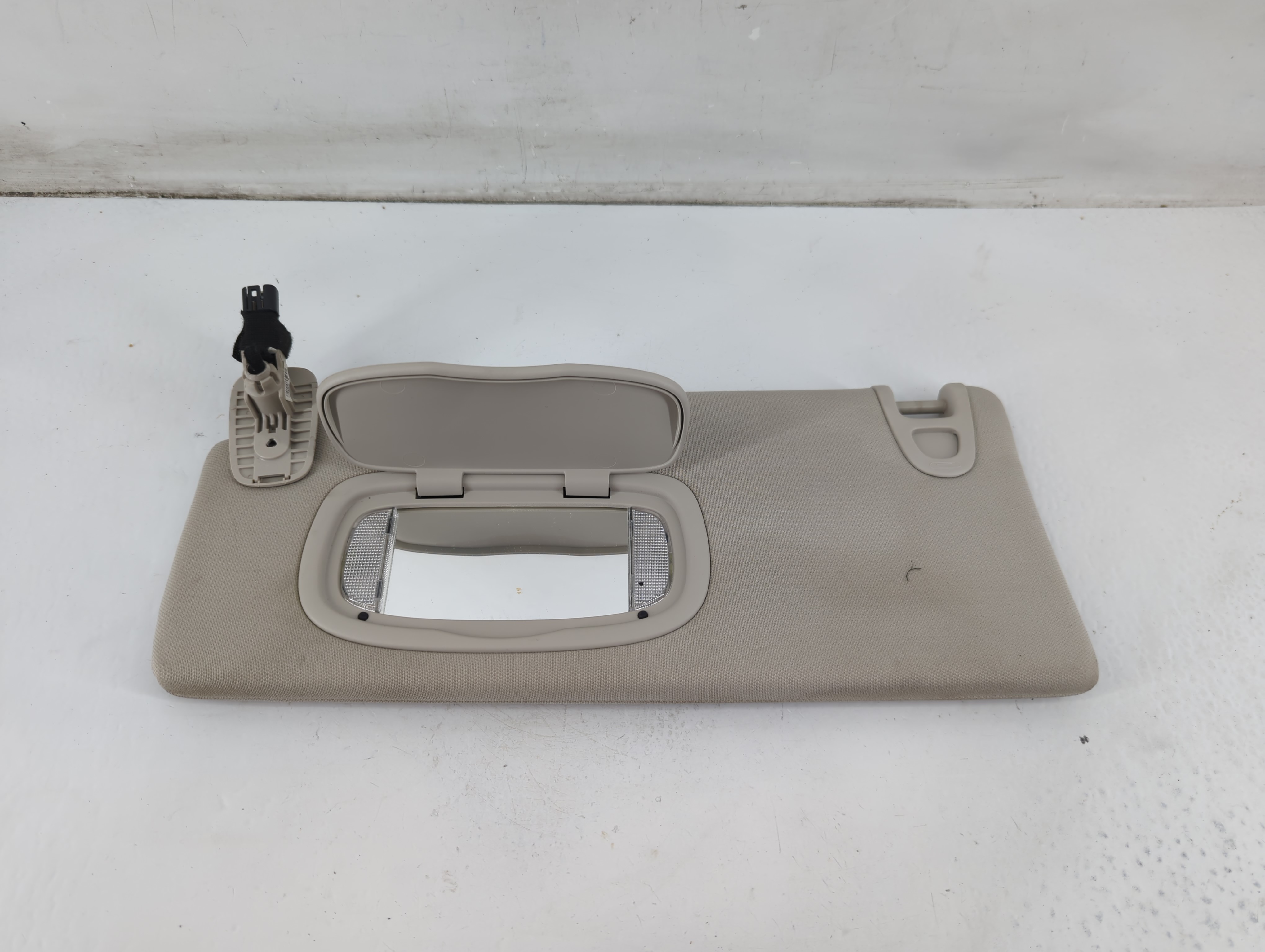 2014-2018 Jeep Cherokee Driver Sun Visor Mirror Left Sunvisor Light Gray 1096671 - Oemusedautoparts1.com