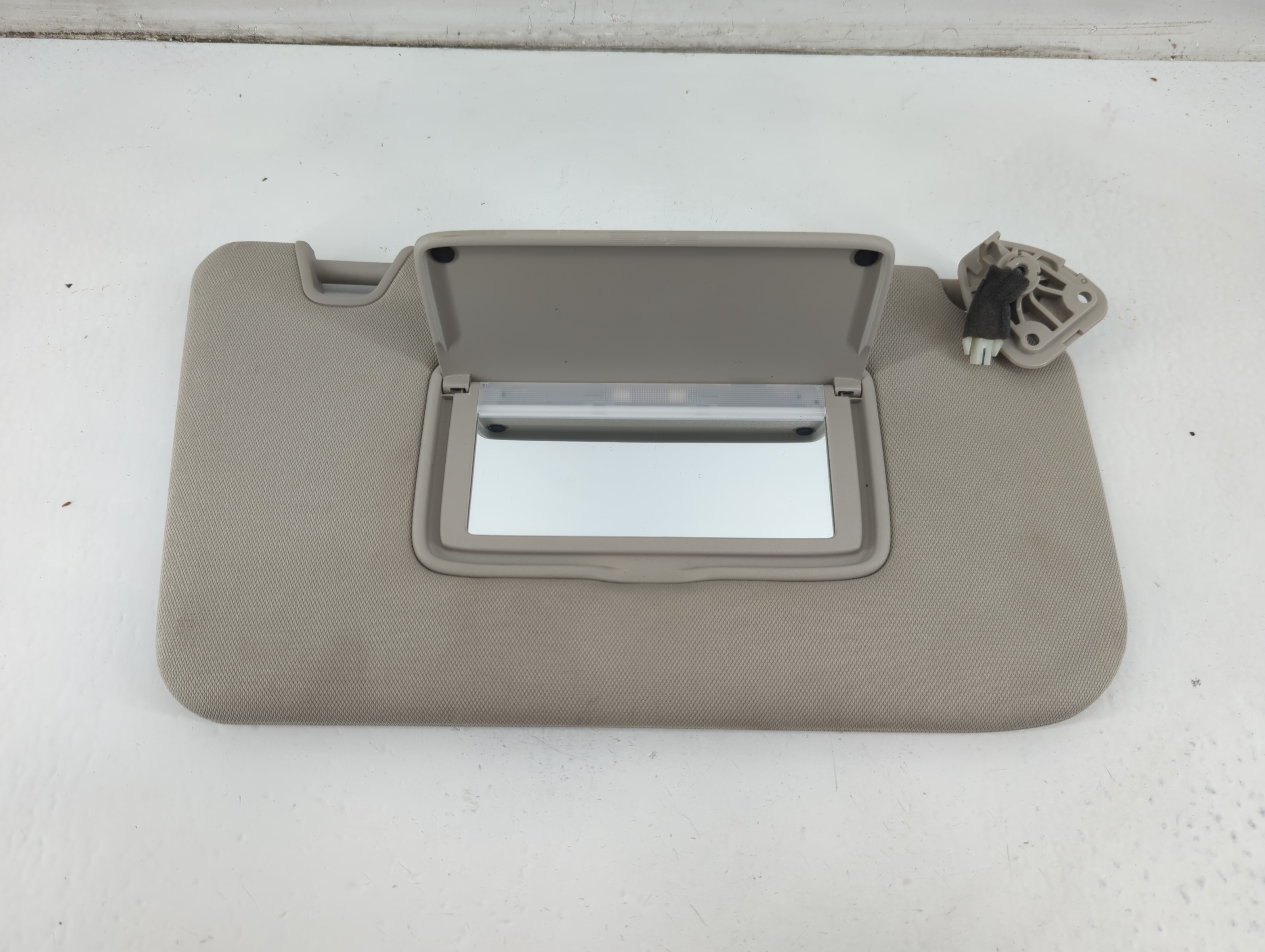 2018-2020 Nissan Rogue Passenger Sun Visor Mirror Right Sunvisor 1096689 - Oemusedautoparts1.com