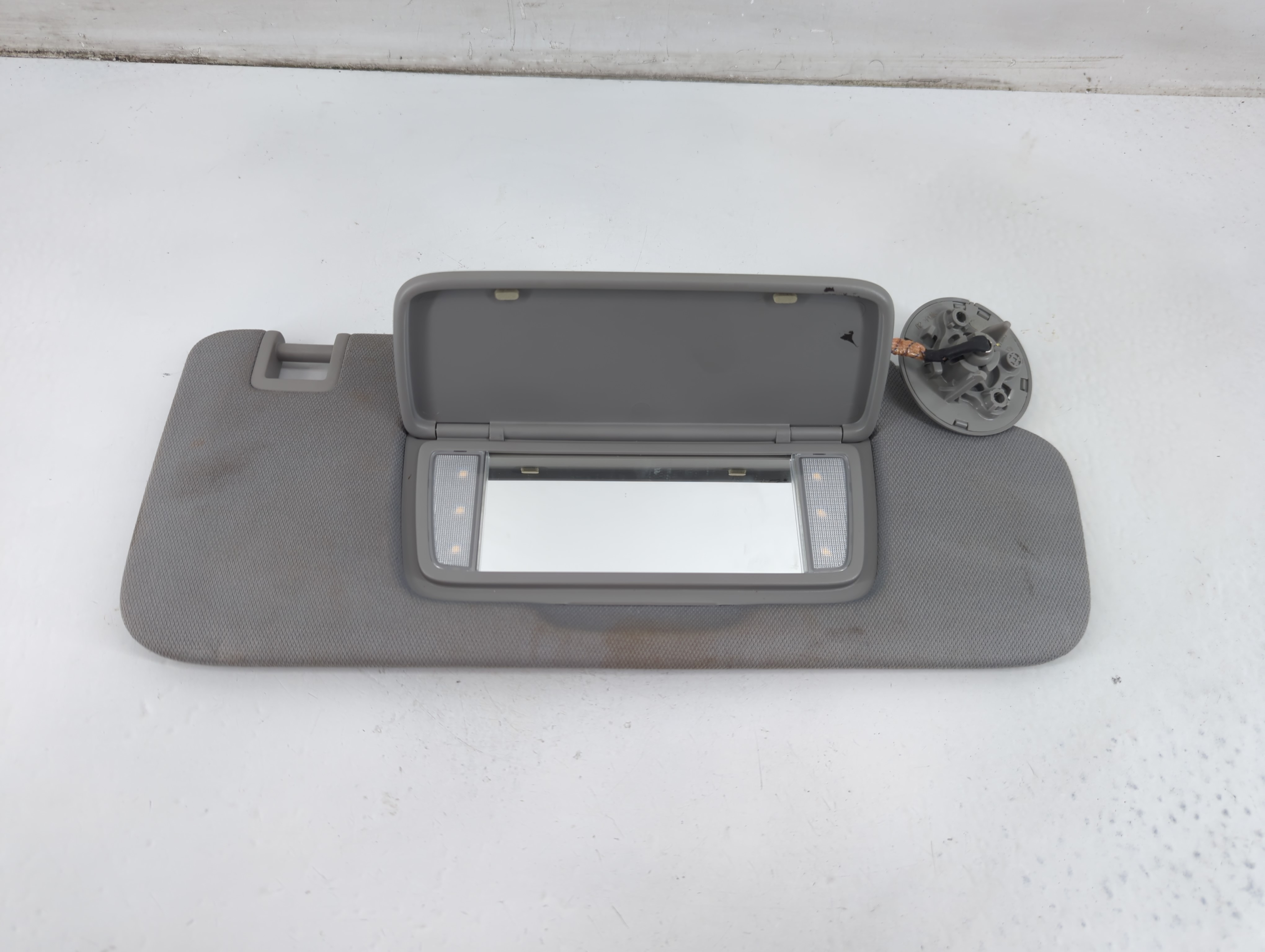2018-2019 Chevrolet Equinox Passenger Sun Visor Mirror Right Sunvisor 1096695 - Oemusedautoparts1.com
