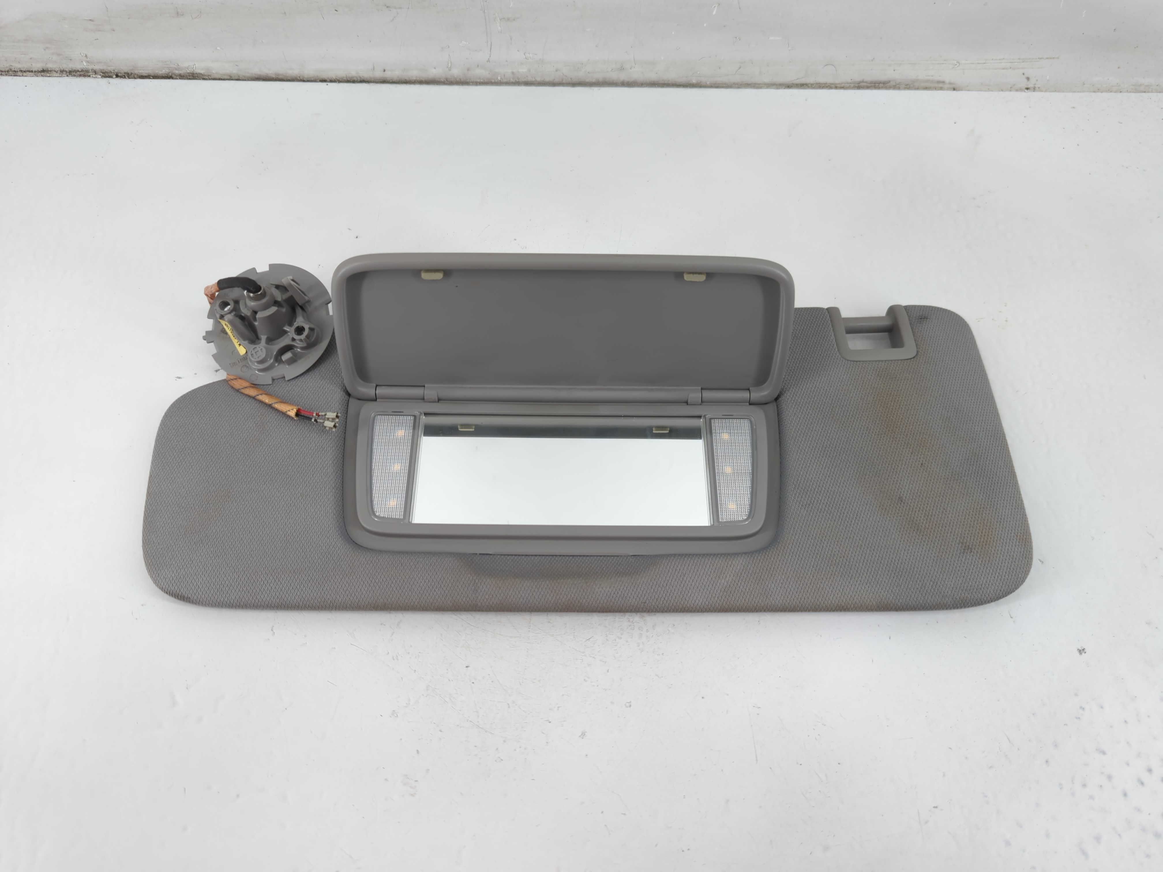 2018-2019 Chevrolet Equinox Driver Sun Visor Mirror Left Sunvisor Grey 1096696 - Oemusedautoparts1.com