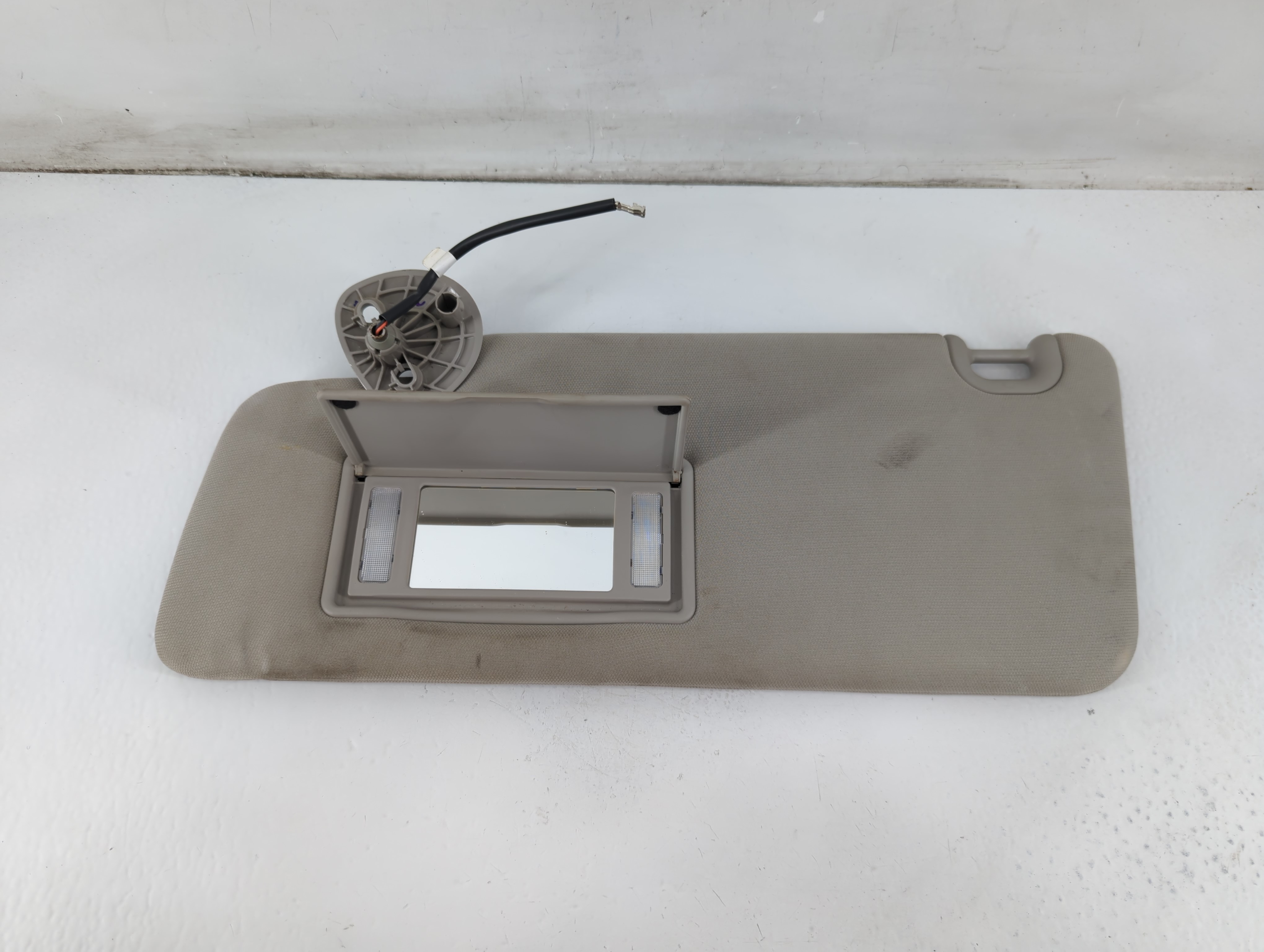 Dodge Ram 1500 Driver Sun Visor Mirror Left Sunvisor Beige 1096697 - Oemusedautoparts1.com