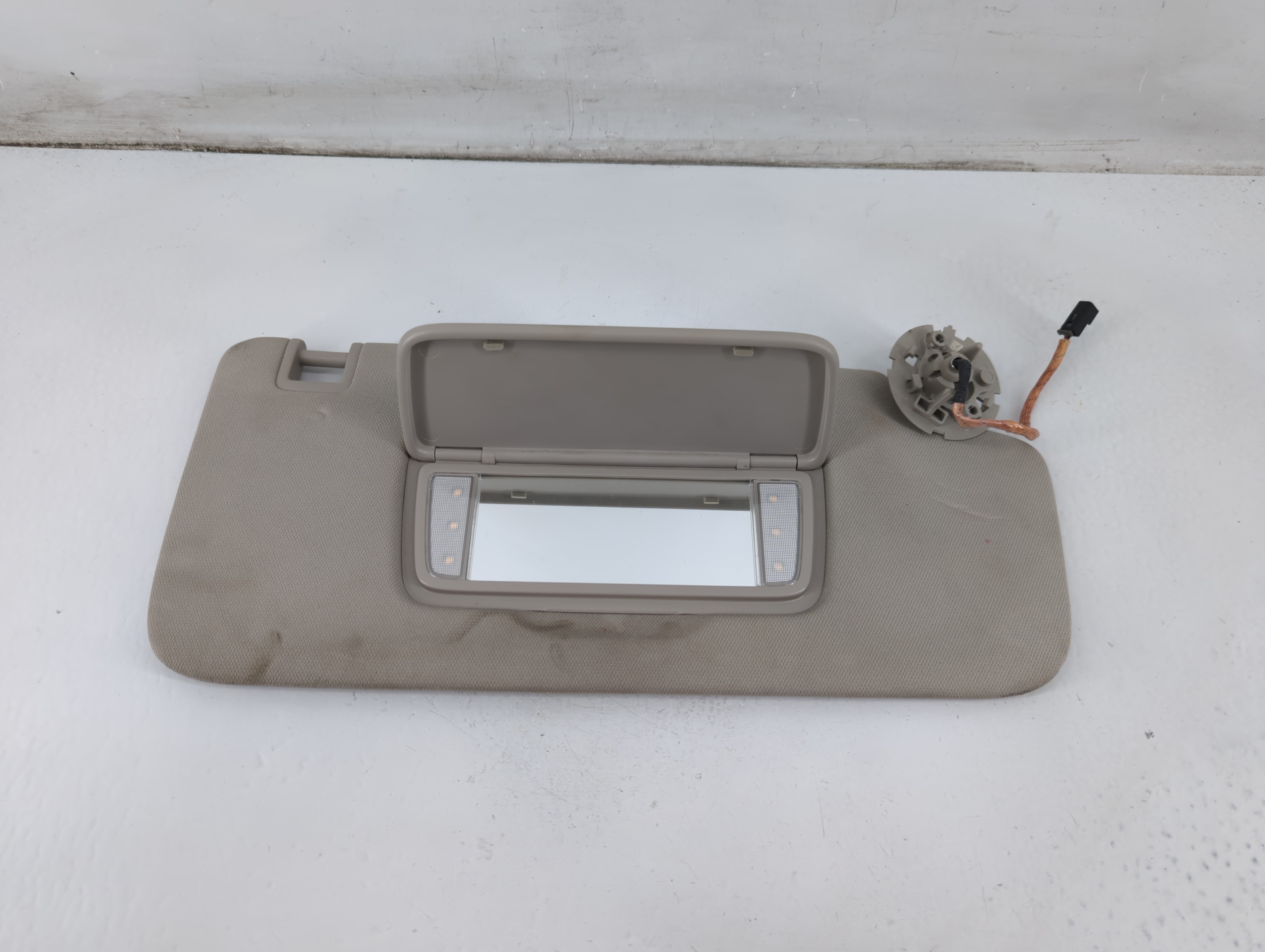 2020-2021 Buick Encore Gx Passenger Sun Visor Mirror Right Sunvisor 1096698 - Oemusedautoparts1.com