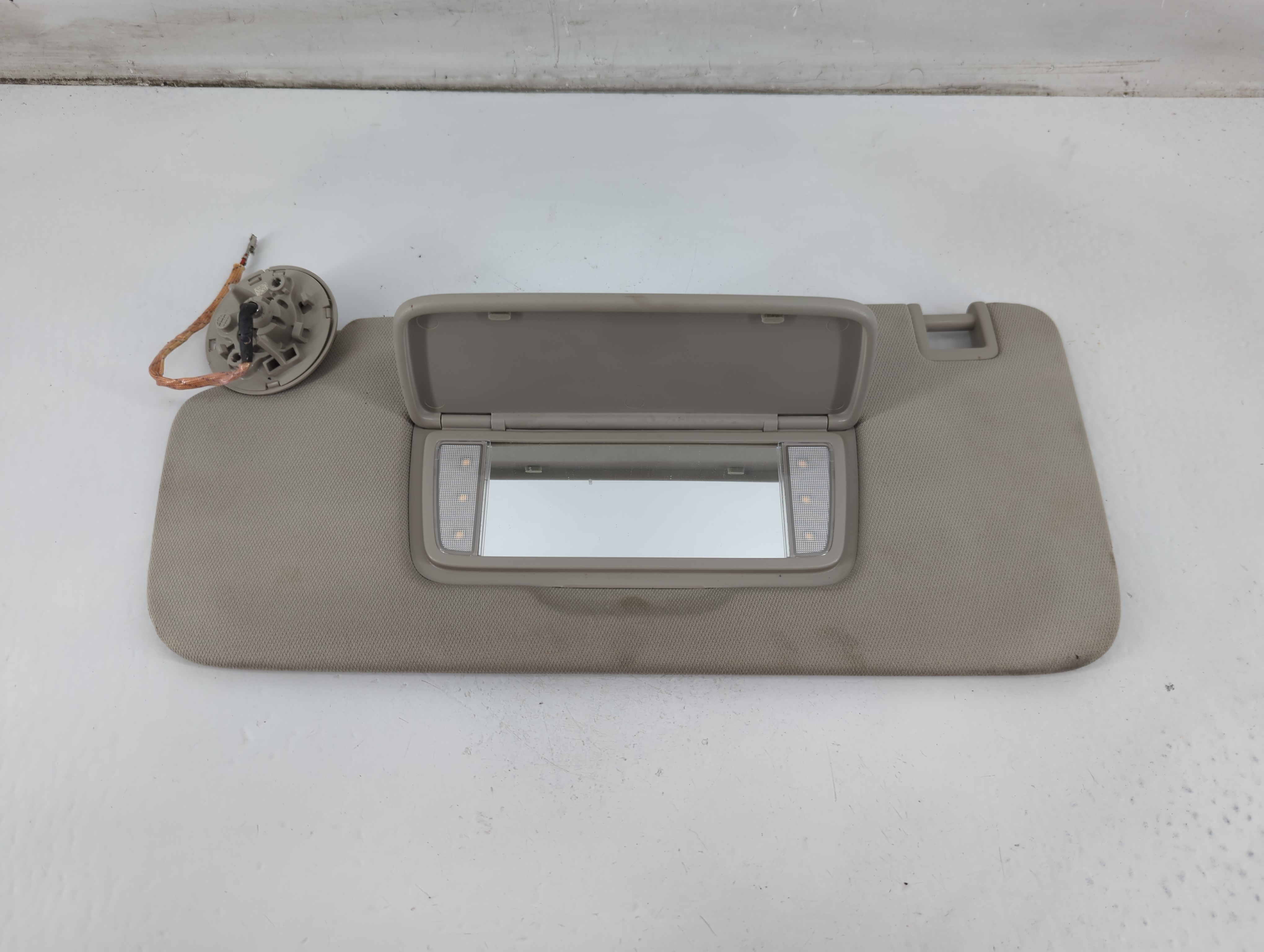 2020-2021 Buick Encore Gx Driver Sun Visor Mirror Left Sunvisor 1096703 - Oemusedautoparts1.com
