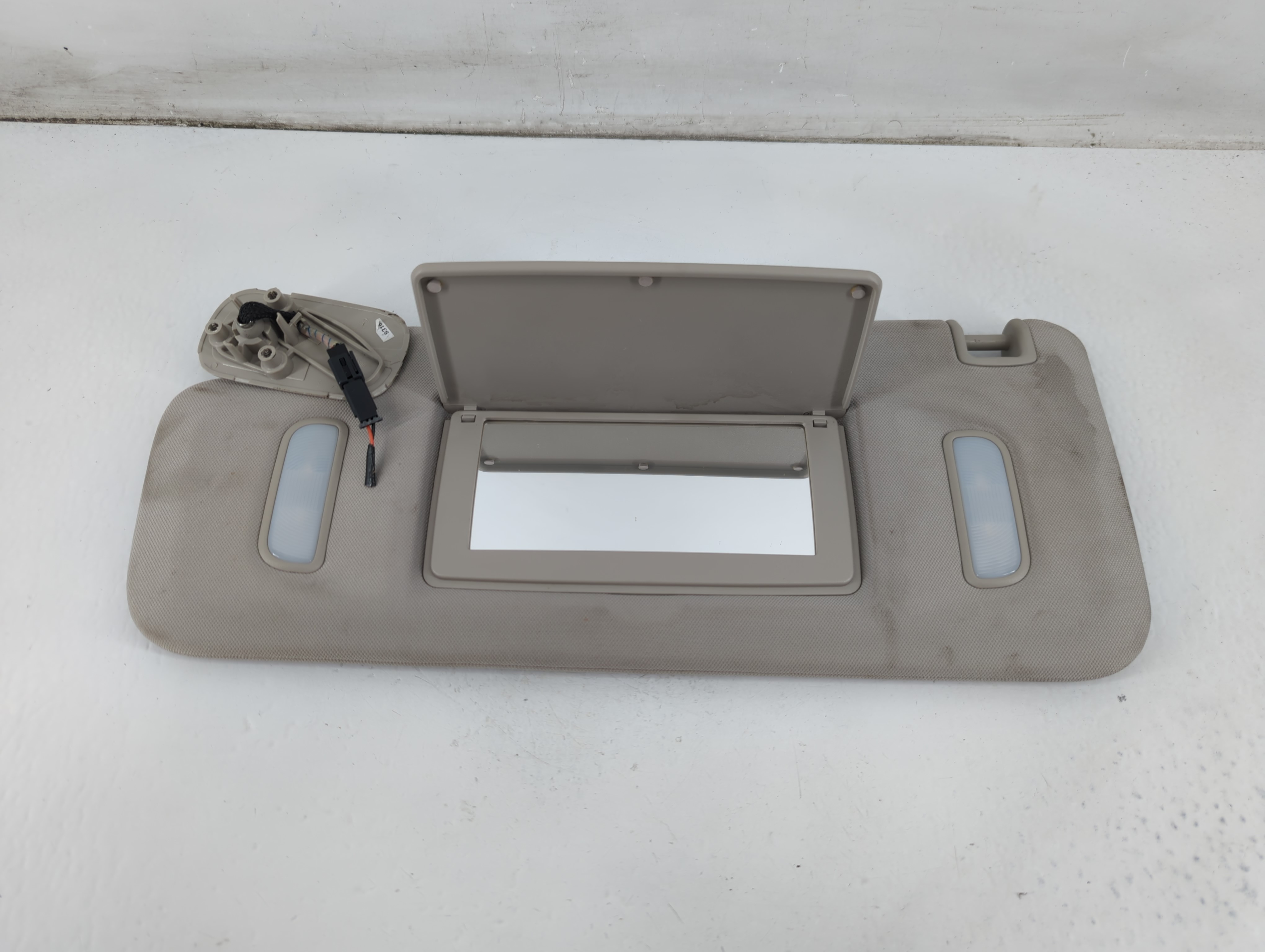 2007-2013 Gmc Sierra 1500 Driver Sun Visor Mirror Left Sunvisor Grey 1096716 - Oemusedautoparts1.com
