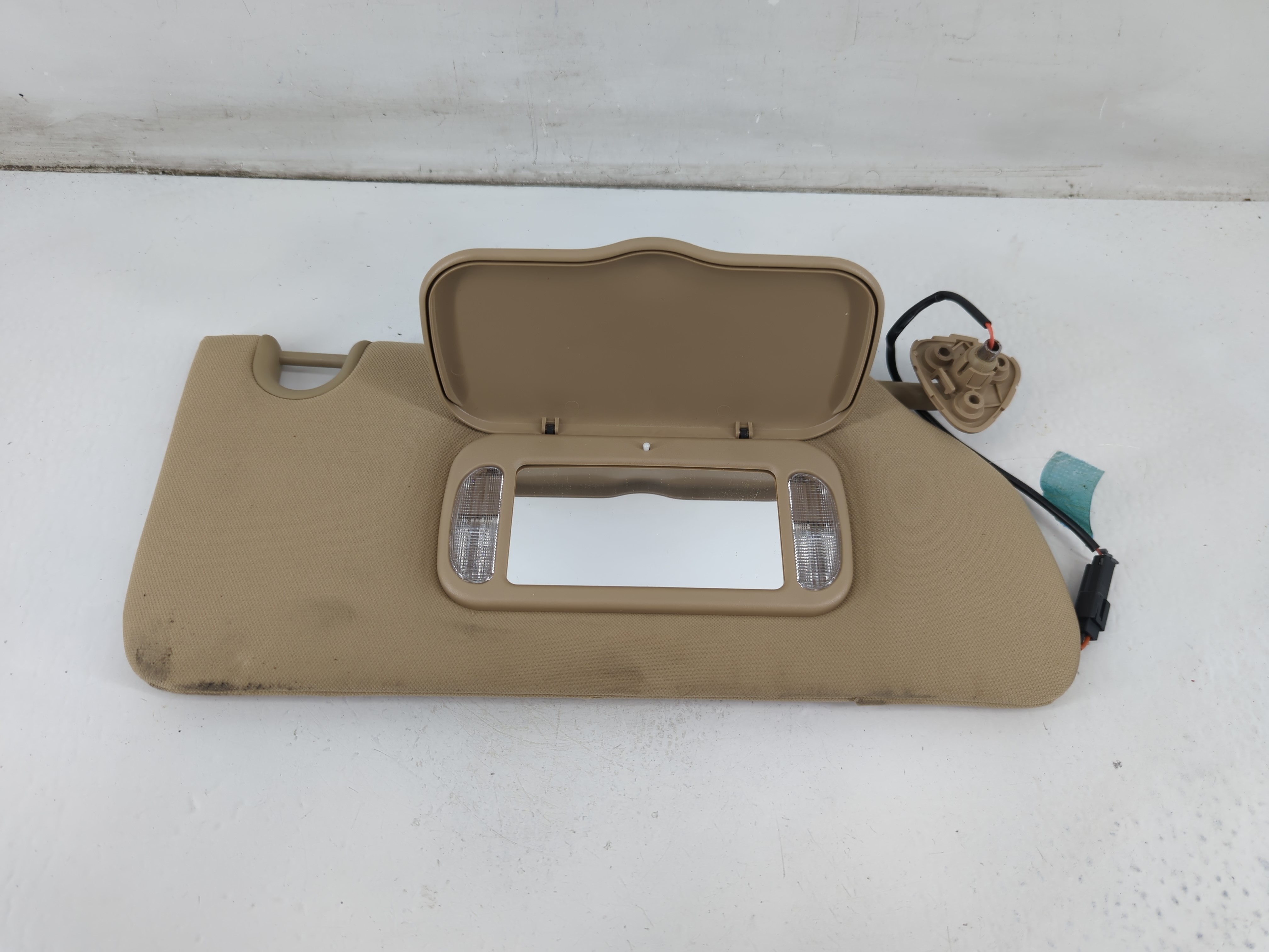 2006-2011 Buick Lucerne Passenger Sun Visor Mirror Right Sunvisor Tan 1096722 - Oemusedautoparts1.com