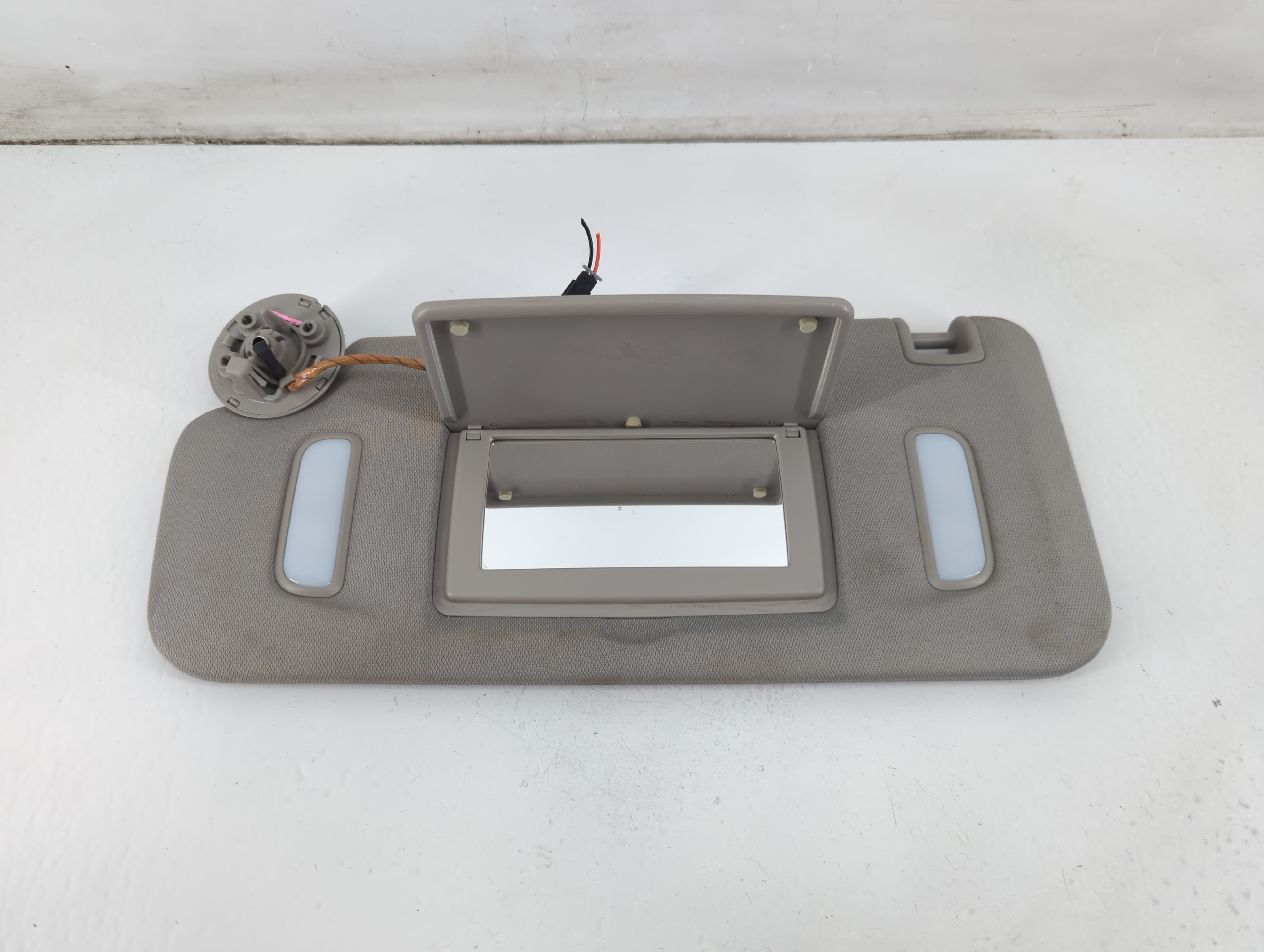 2010-2017 Chevrolet Equinox Passenger Sun Visor Mirror Right Sunvisor 1096750 - Oemusedautoparts1.com