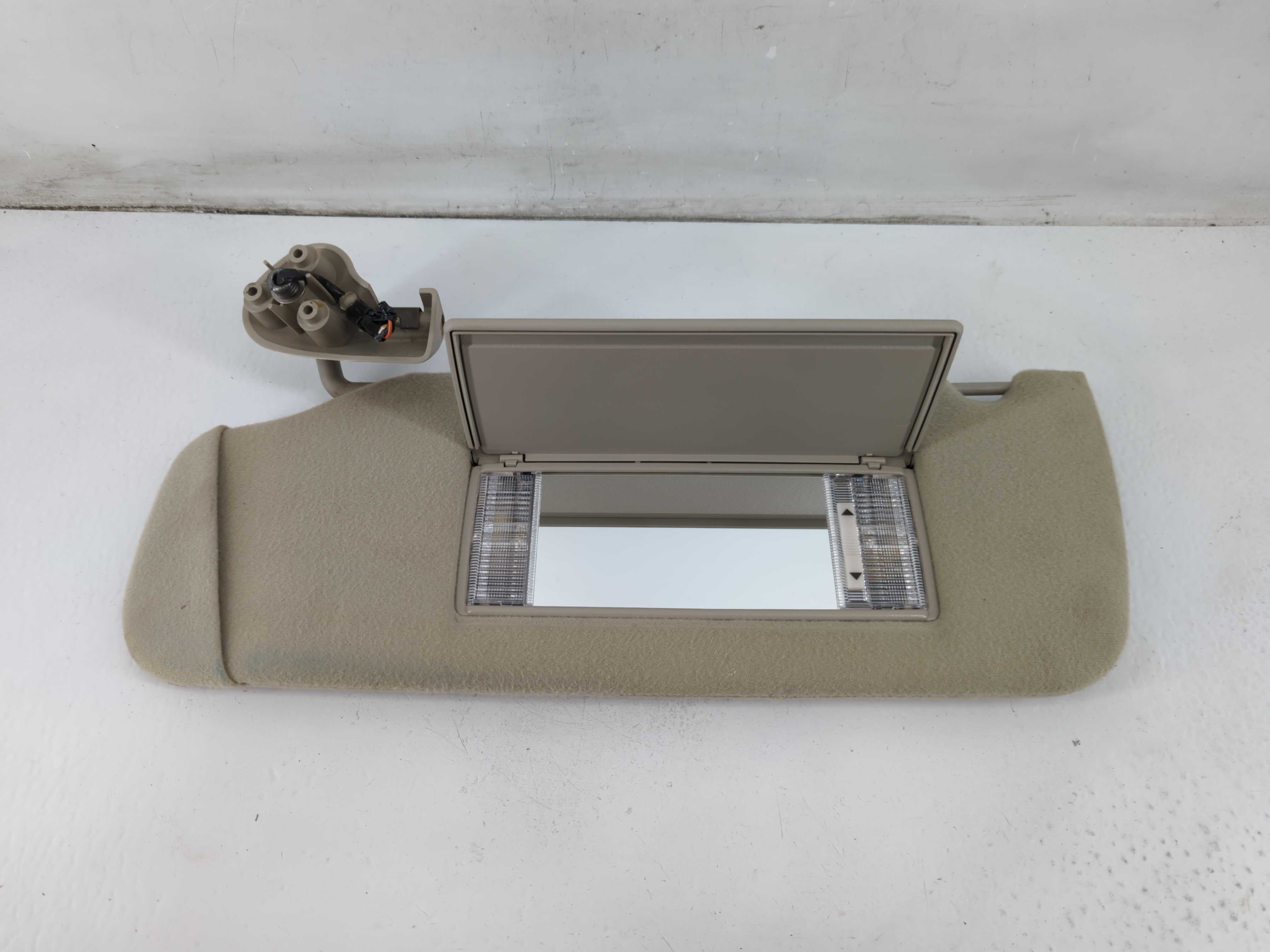 2000-2002 Chevrolet Tahoe Driver Sun Visor Mirror Left Sunvisor 1096818 - Oemusedautoparts1.com