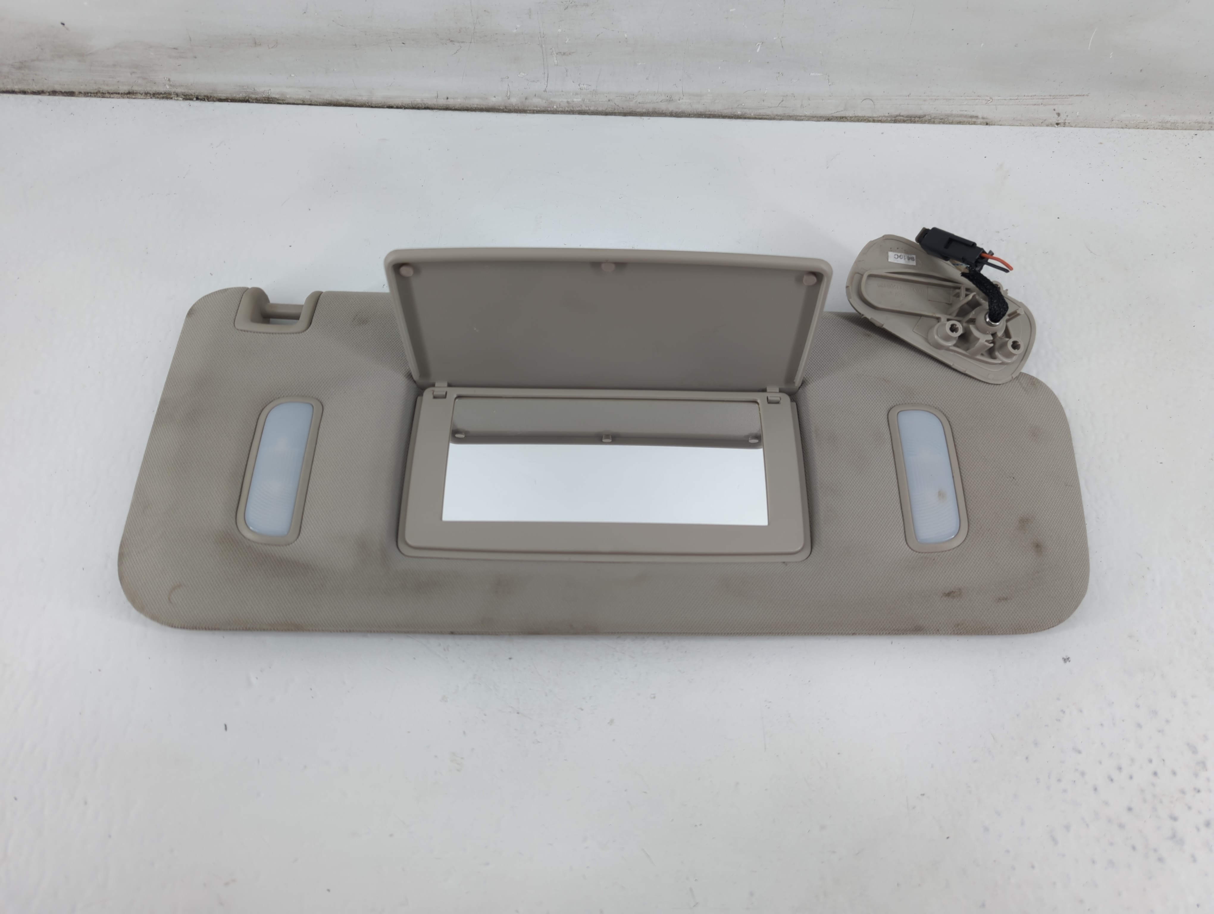 2007-2013 Gmc Sierra 1500 Passenger Sun Visor Mirror Right Sunvisor 1096819 - Oemusedautoparts1.com