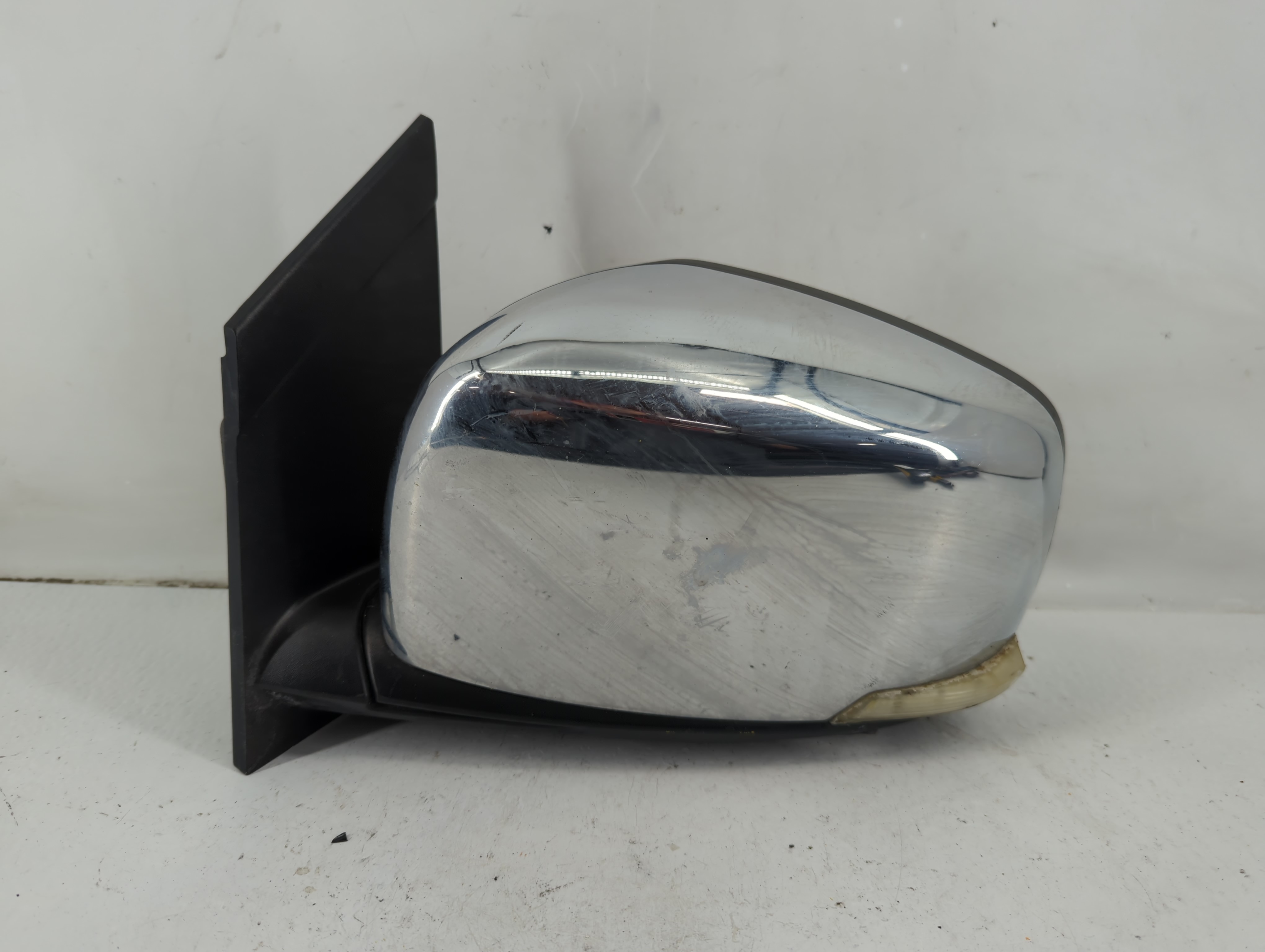 2010 Chrysler Town & Country Driver Left Side View Power Door Mirror 1097067 - Oemusedautoparts1.com