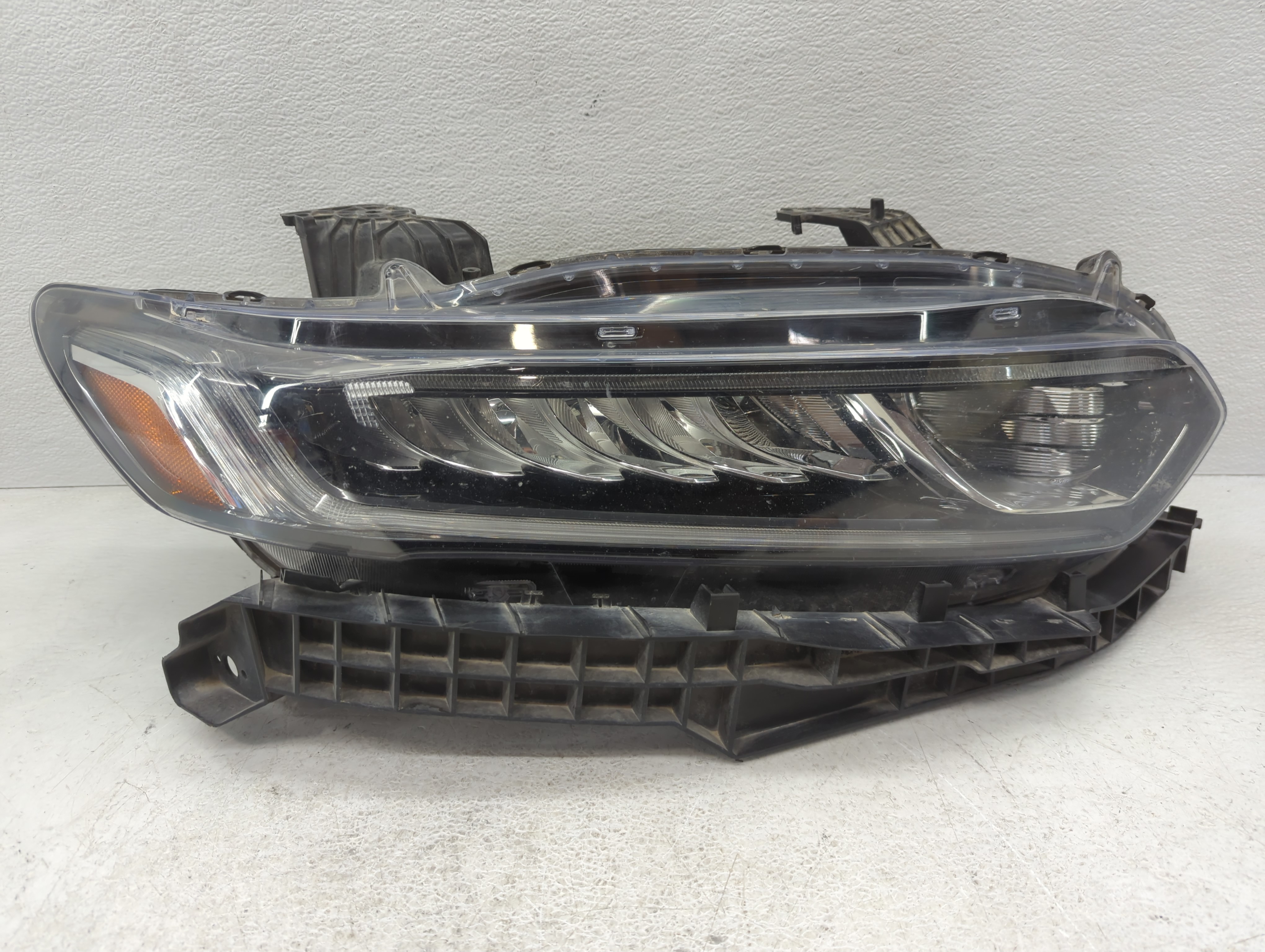 Picture of 2018-2020 Honda Accord Passenger Right Oem Head Light Headlight Lamp 1097223