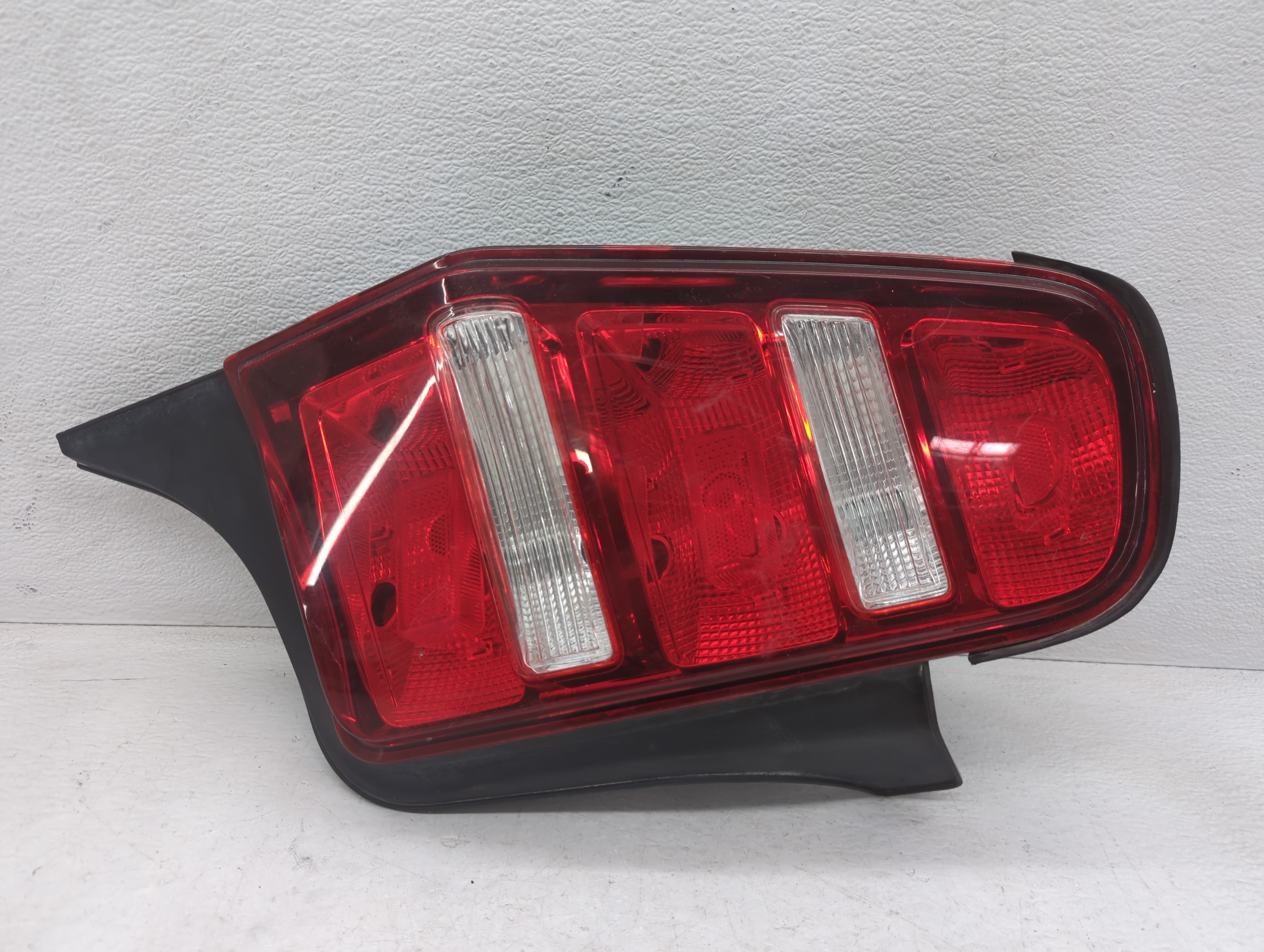 2010-2012 Ford Mustang Driver Left Side Tail Light Taillight Oem 1097449 - Oemusedautoparts1.com