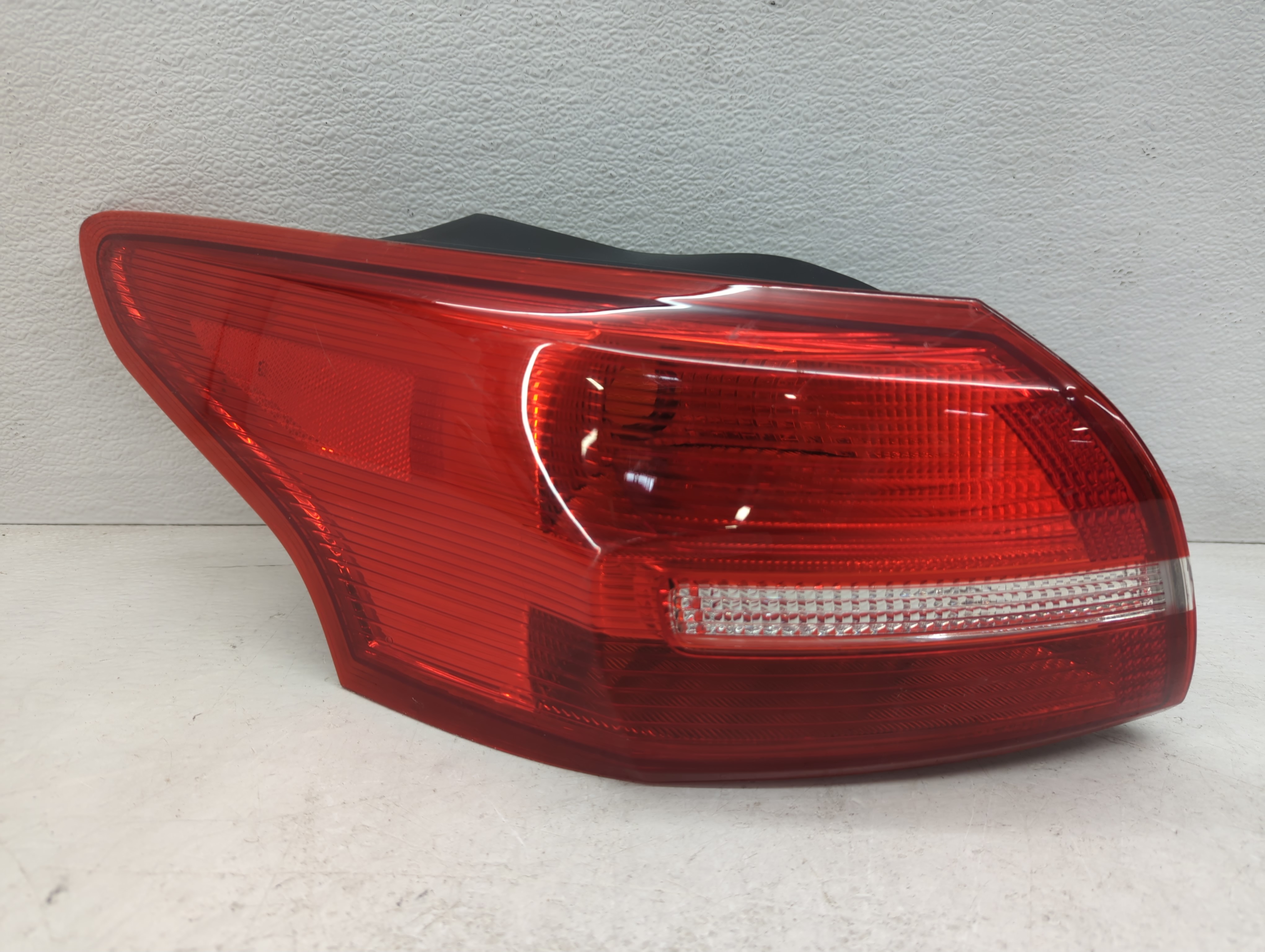 2015-2018 Ford Focus Driver Left Side Tail Light Taillight Oem 1097469 - Oemusedautoparts1.com