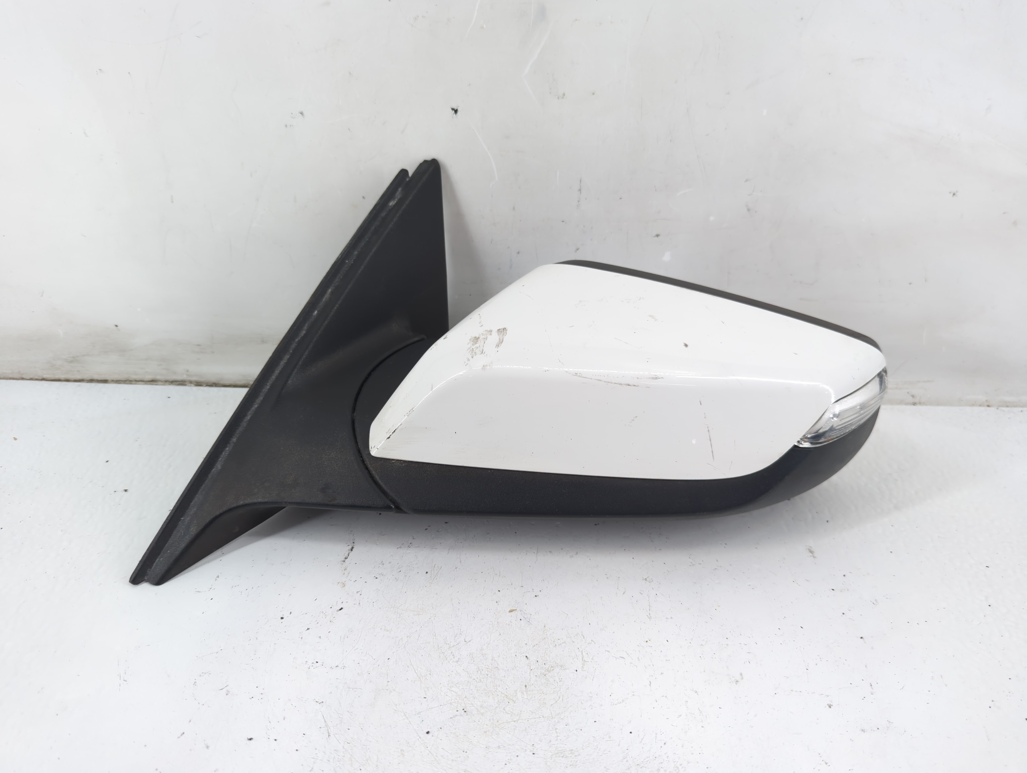 2016-2018 Chevrolet Malibu Driver Left Side View Power Door Mirror White 1098429 - Oemusedautoparts1.com