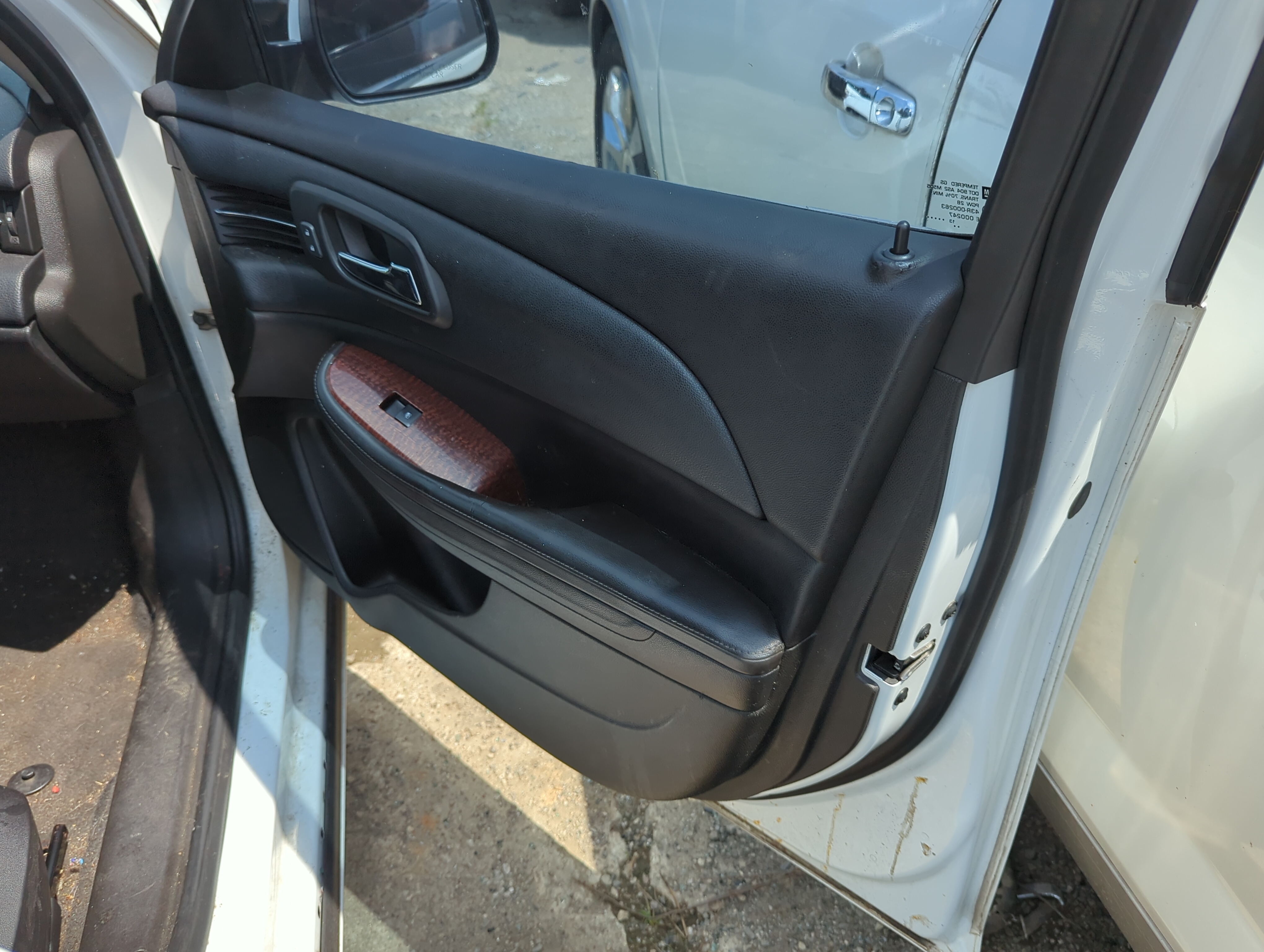 2013 Chevrolet Malibu Front Right Passenger Interior Door Panel Trim 1099112 - Oemusedautoparts1.com