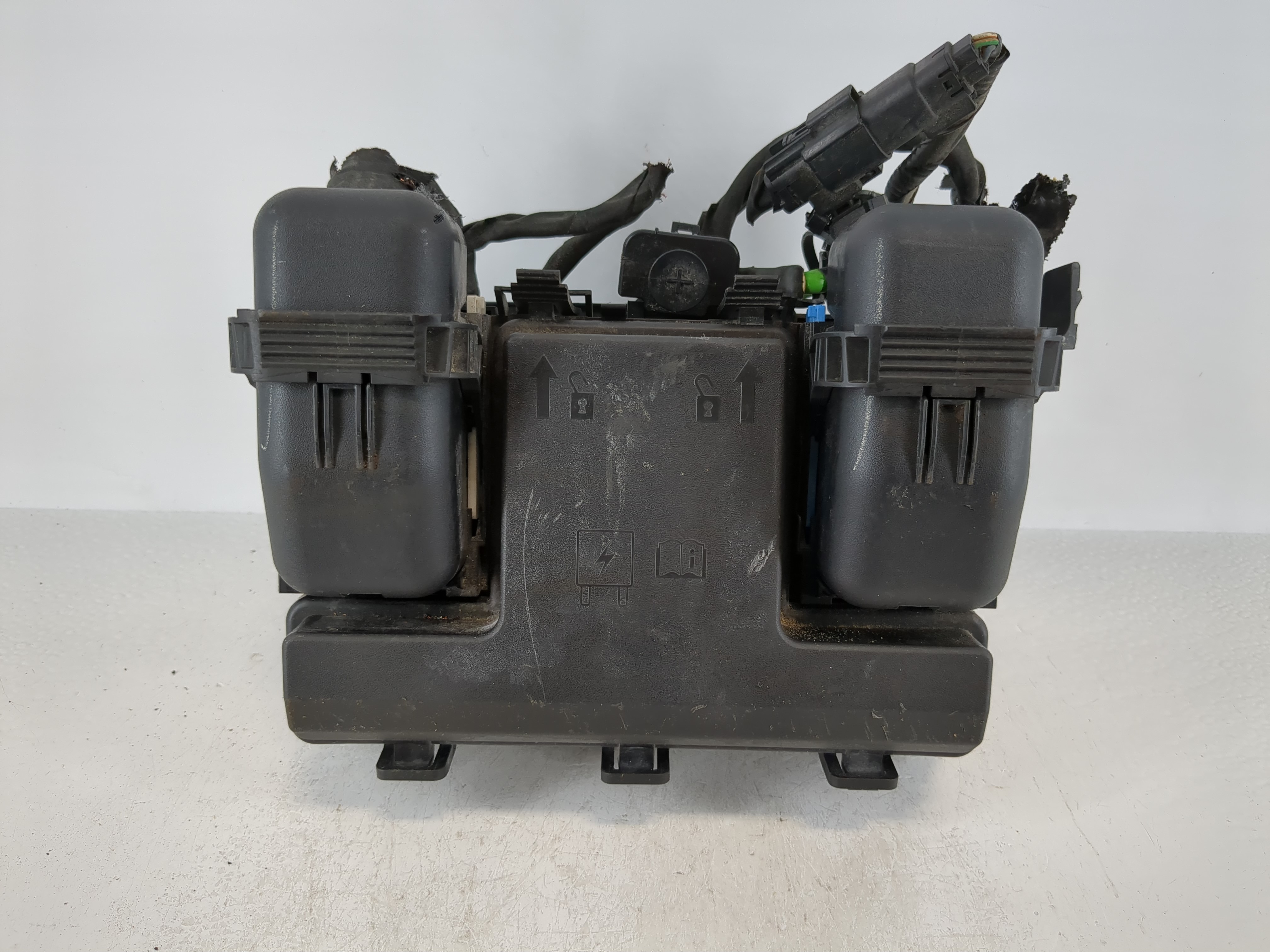 2017-2020 Ford Fusion Fusebox Fuse Box Relay Module G2gt-14a075 Aa 1099966 - Oemusedautoparts1.com