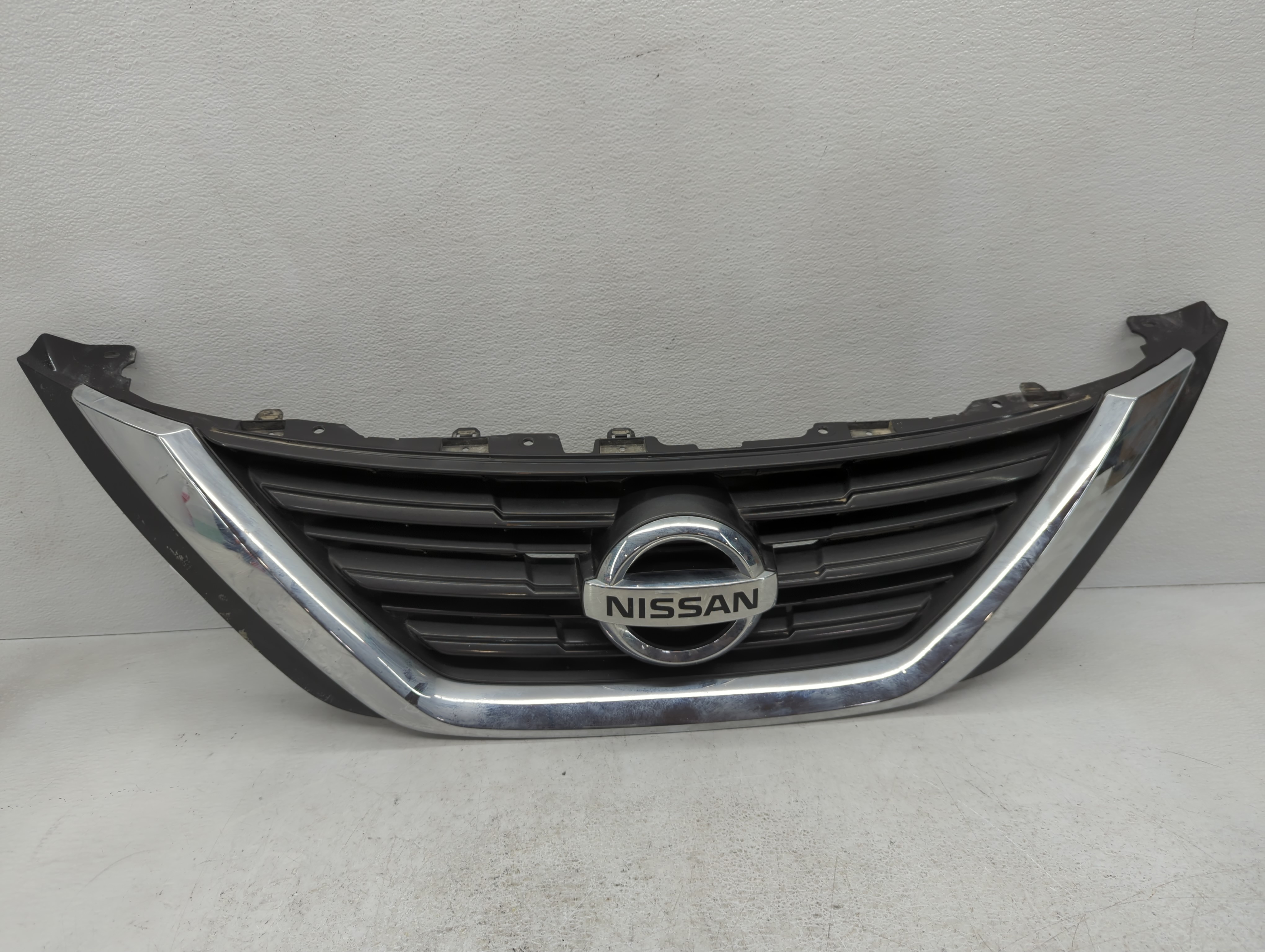 Picture of 2016-2018 Nissan Altima Front Bumper Grille Cover 1099972