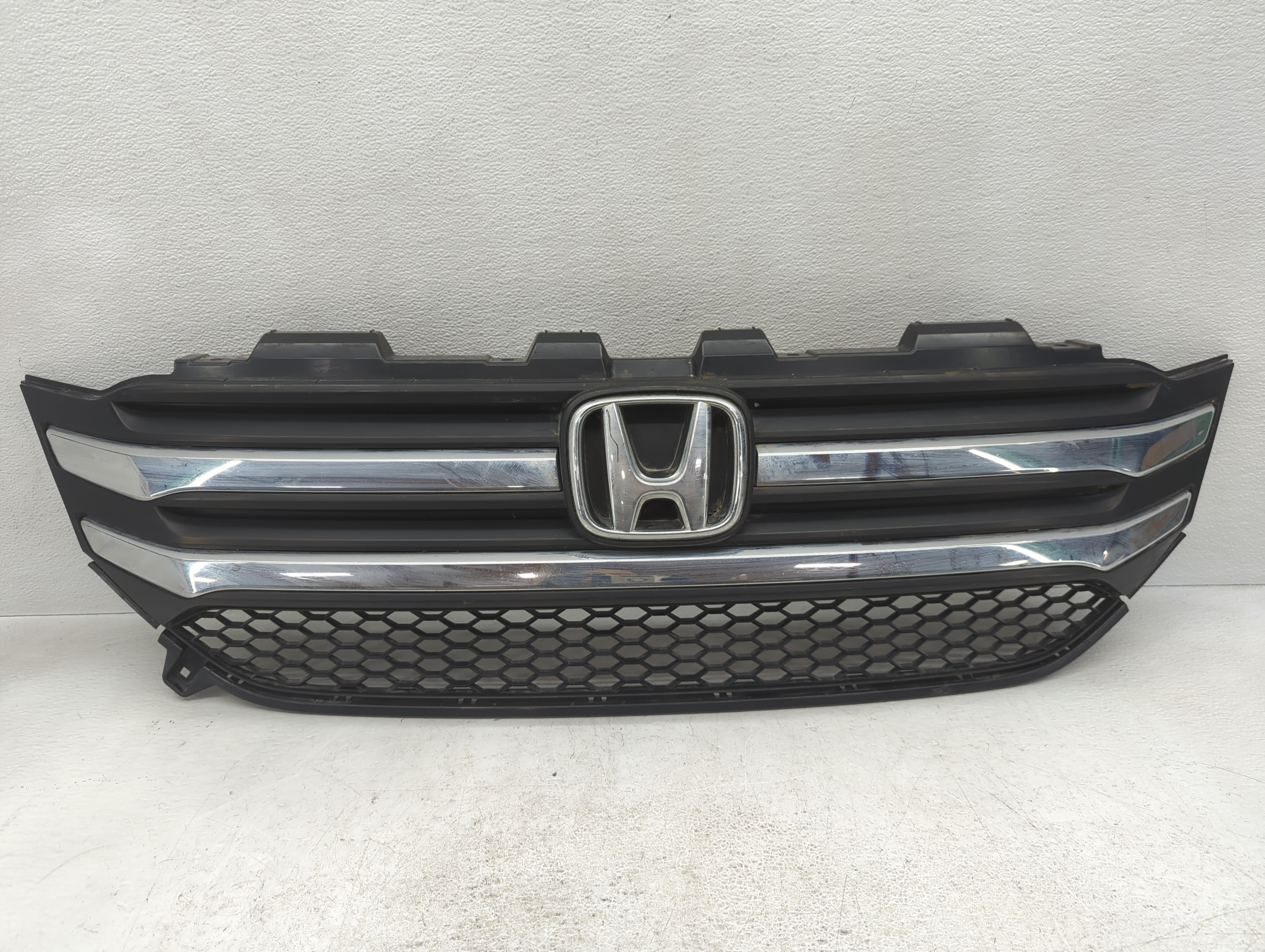 2016-2018 Honda Pilot Front Bumper Grille Cover 1099973 - Oemusedautoparts1.com