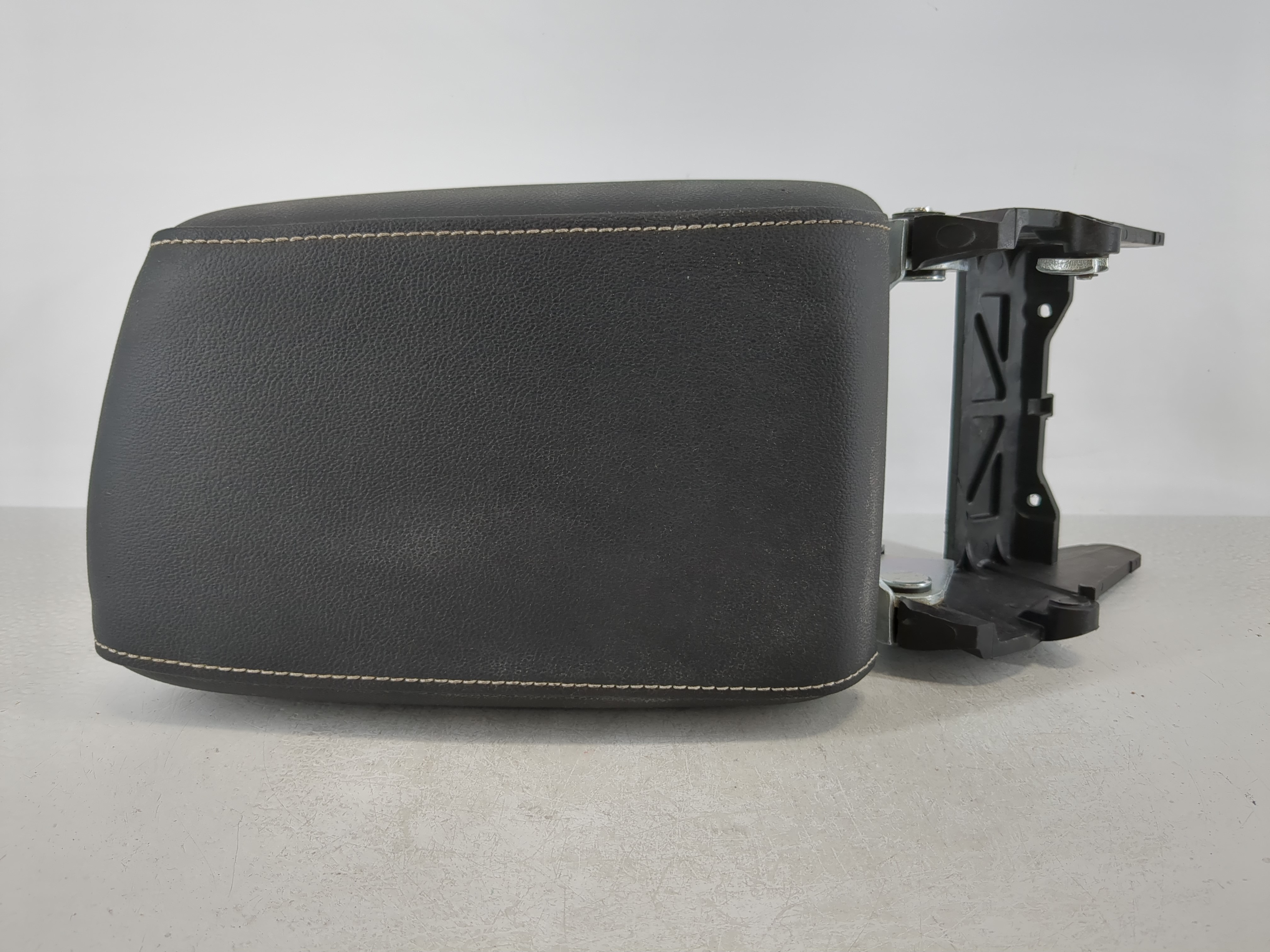 2022 Volkswagen Taos Center Console Armrest Cover Lid Black 1100875 - Oemusedautoparts1.com