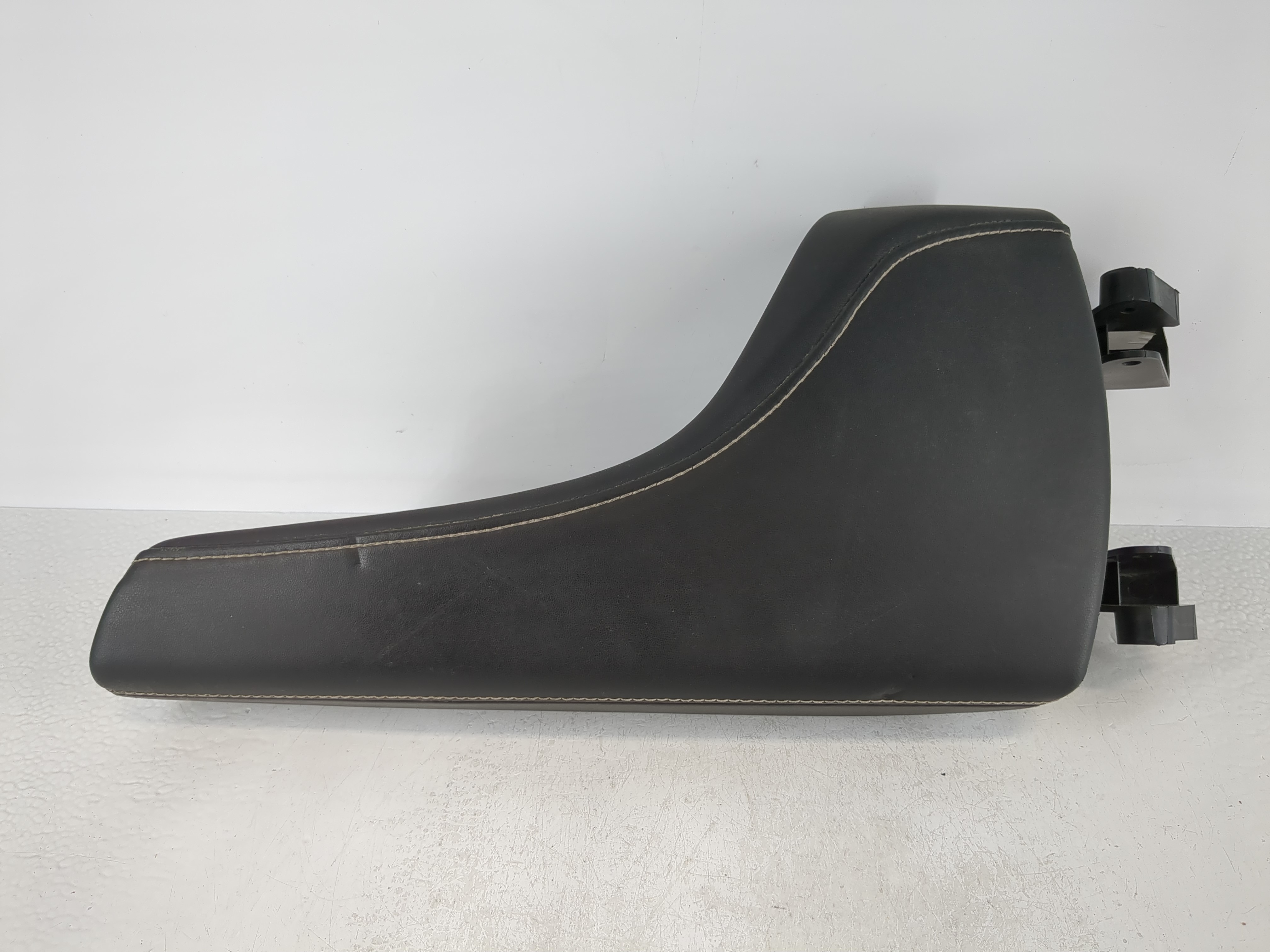 Picture of 2016-2018 Chevrolet Camaro Center Console Armrest Cover Lid Black 1100976