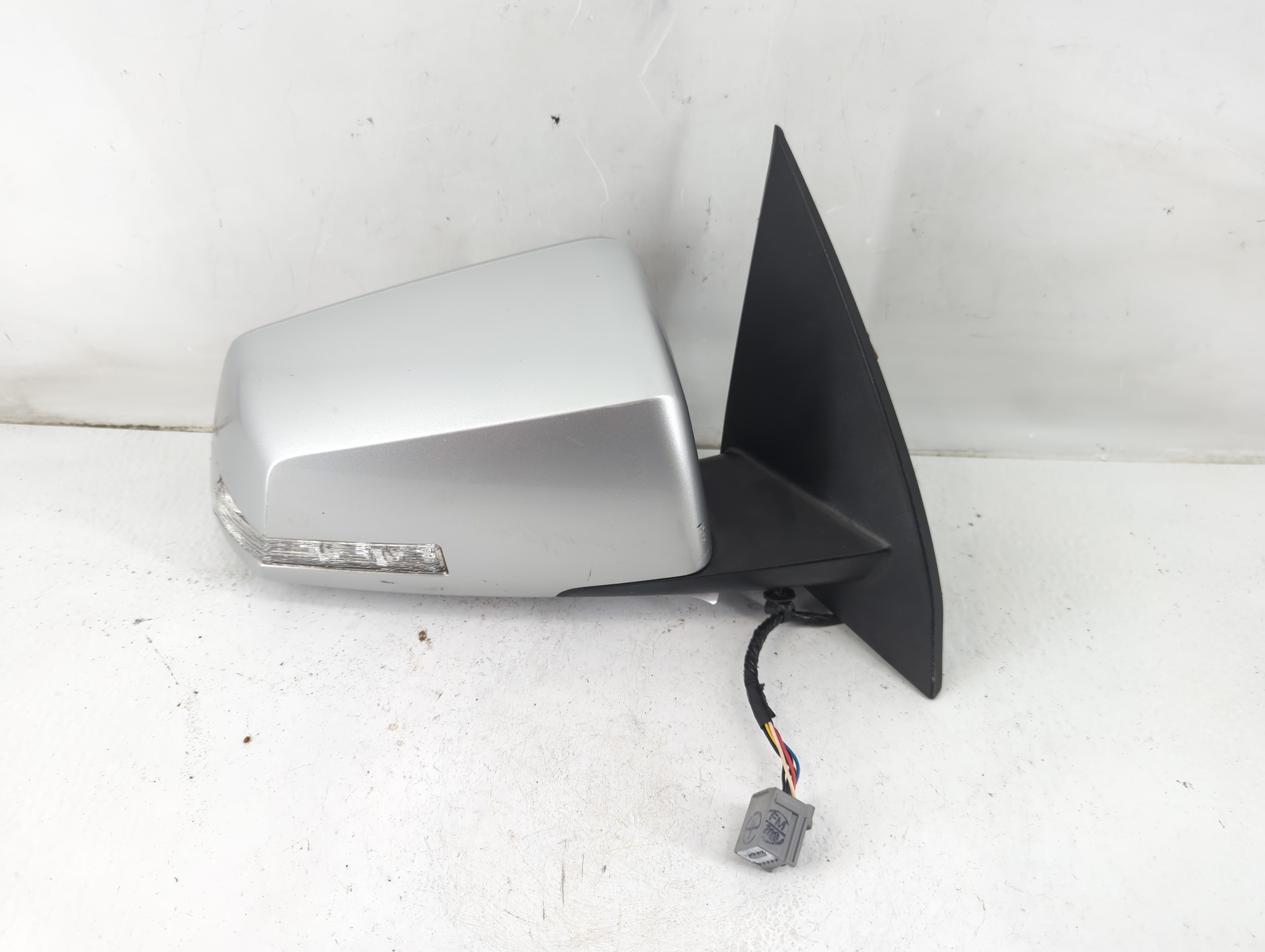 2009 Saturn Outlook Passenger Right Side View Power Door Mirror Silver 1101324 - Oemusedautoparts1.com