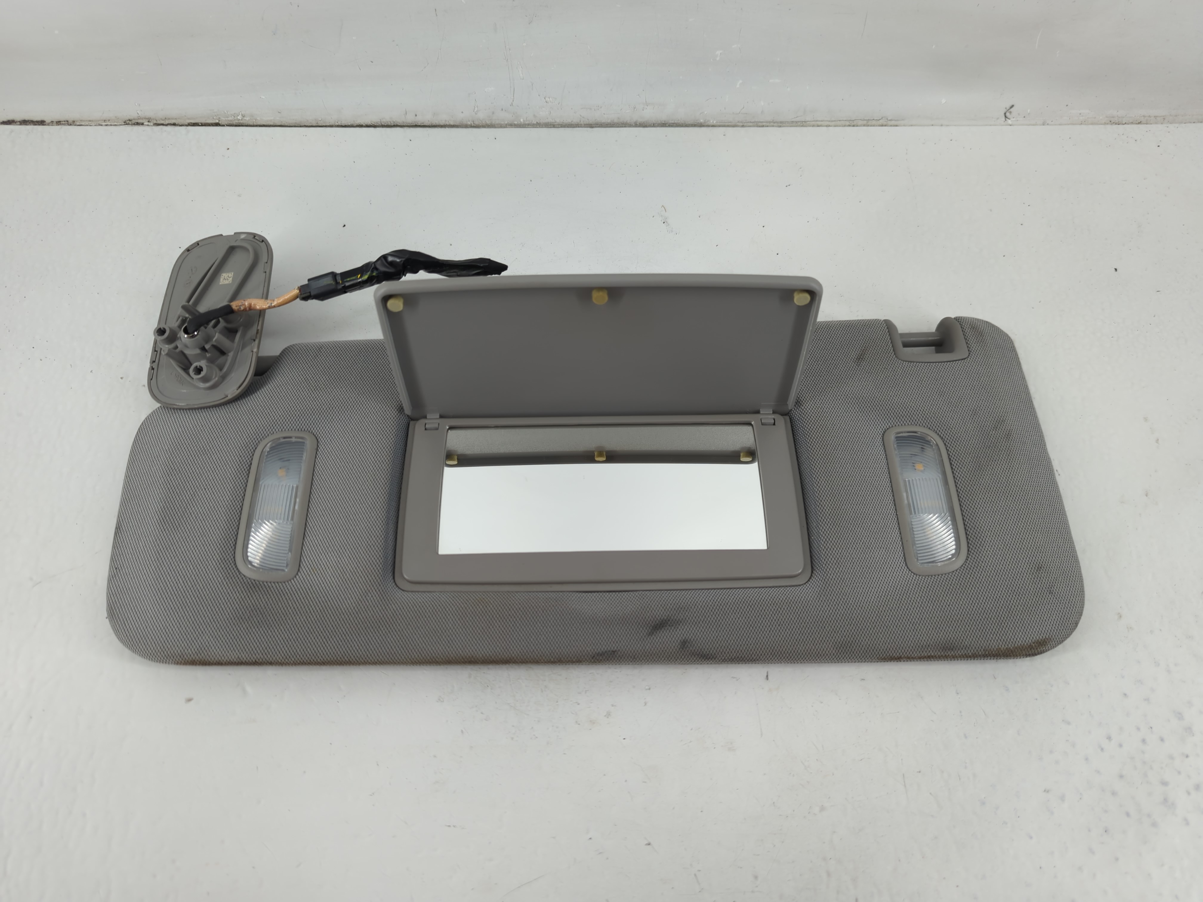 Picture of 2014-2019 Chevrolet Silverado 1500 Driver Sun Visor Mirror Left Sunvisor 1102471