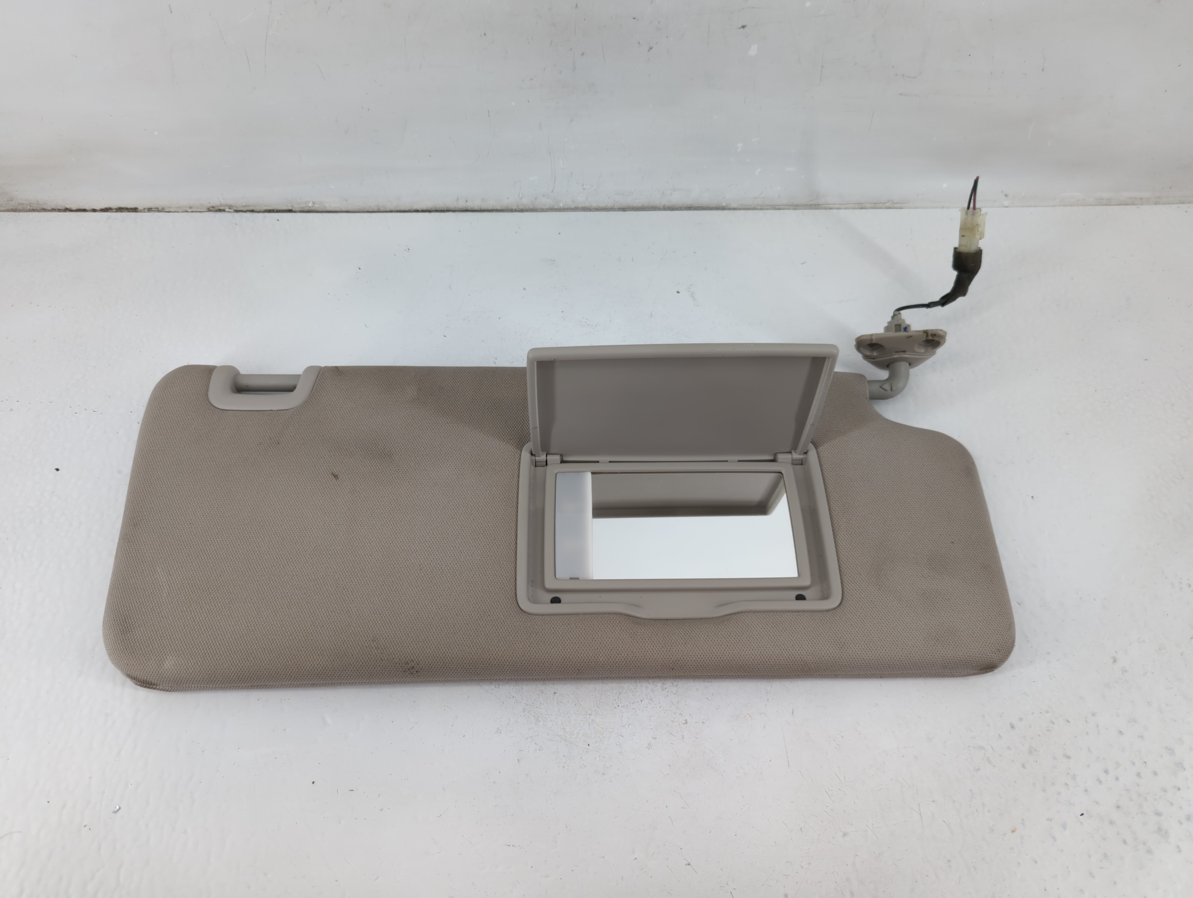 Picture of 2017 Nissan Titan Passenger Sun Visor Mirror Right Sunvisor Grey 1102688