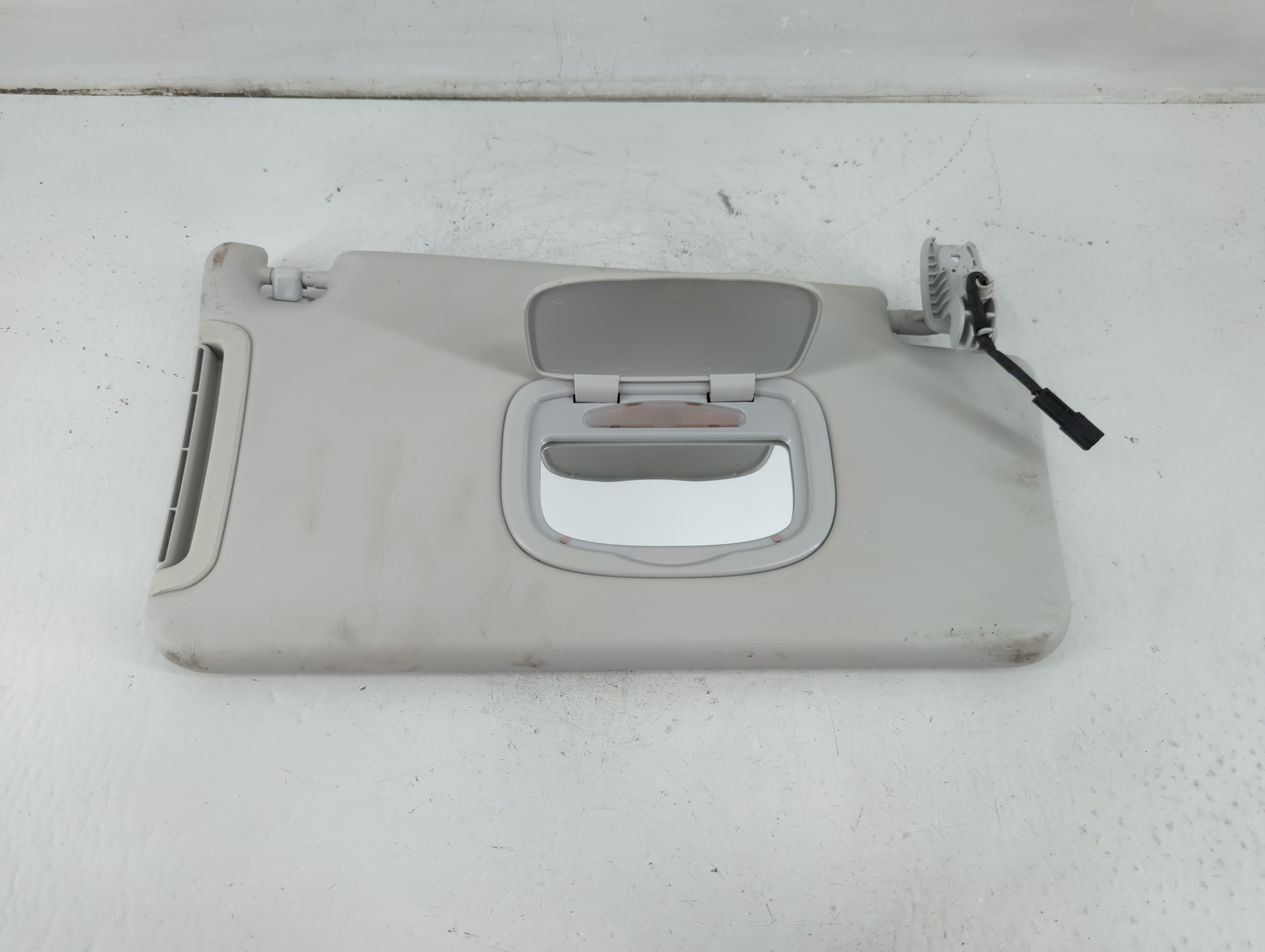 2015-2022 Jeep Renegade Passenger Sun Visor Mirror Right Sunvisor Ivory 1102692 - Oemusedautoparts1.com