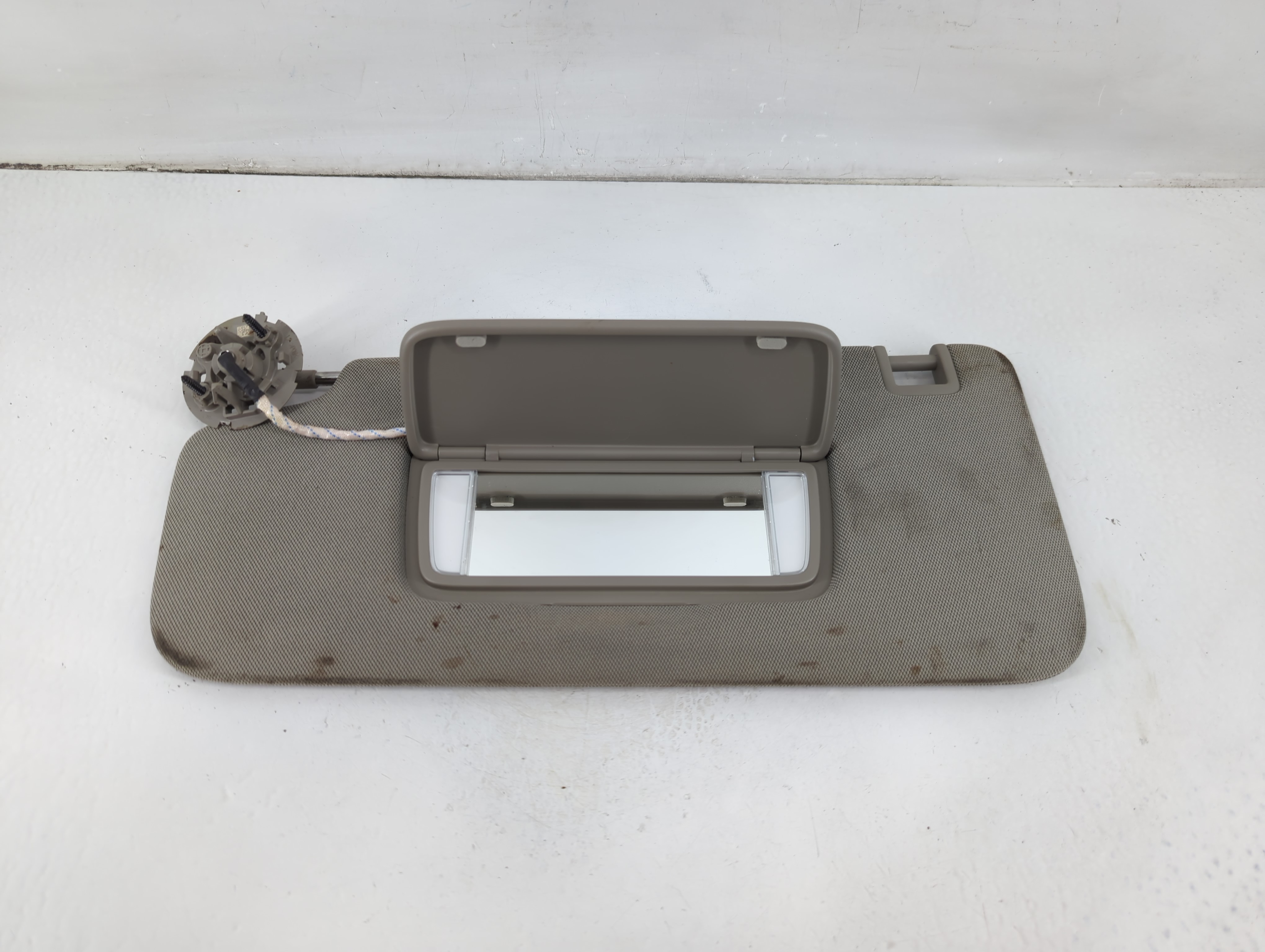 2018-2019 Chevrolet Equinox Driver Sun Visor Mirror Left Sunvisor 1102702 - Oemusedautoparts1.com