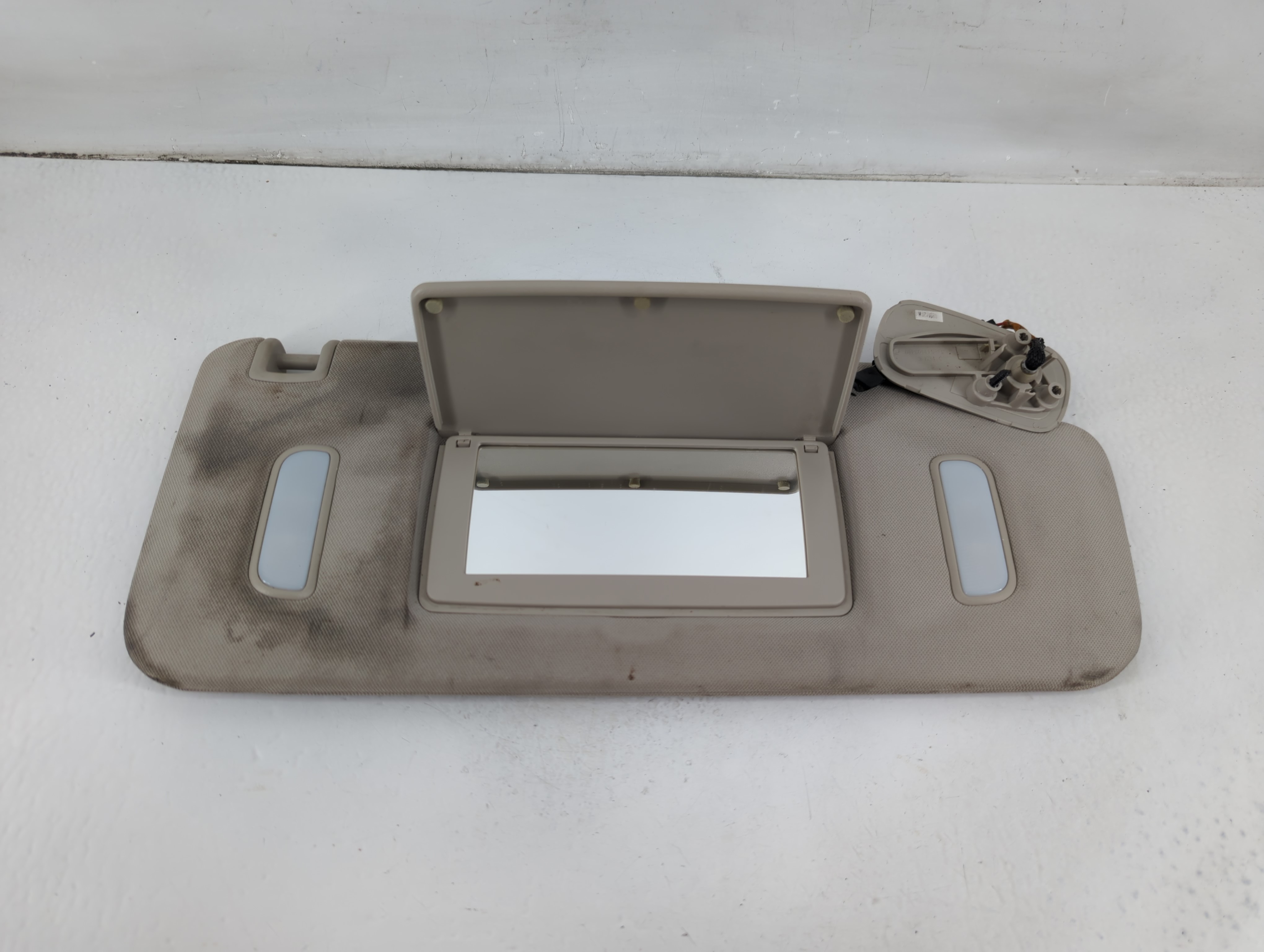 2007 Chevrolet Suburban 1500 Passenger Sun Visor Mirror Right Sunvisor 1102770 - Oemusedautoparts1.com
