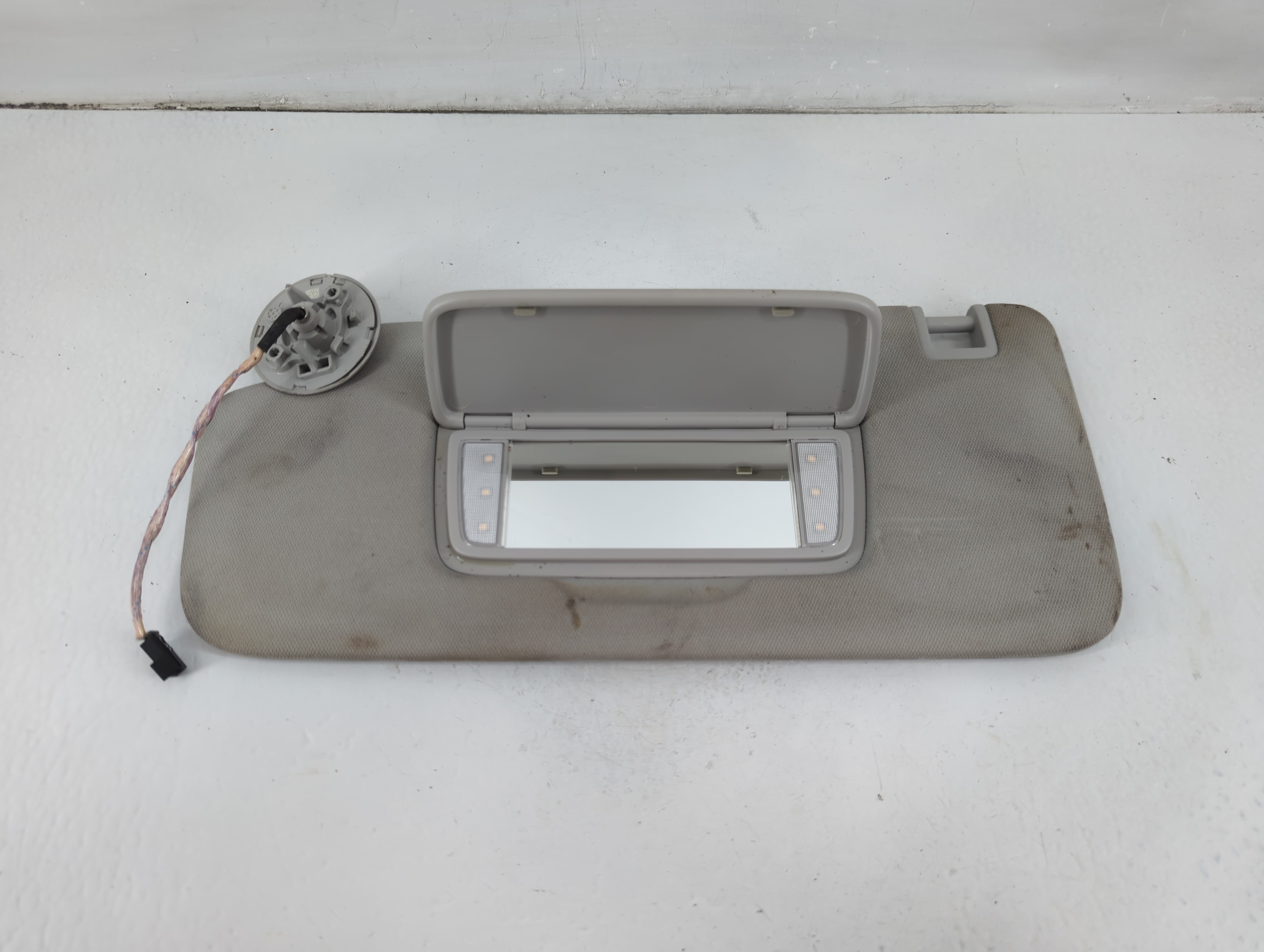 2018-2022 Chevrolet Traverse Driver Sun Visor Mirror Left Sunvisor Grey 1102771 - Oemusedautoparts1.com