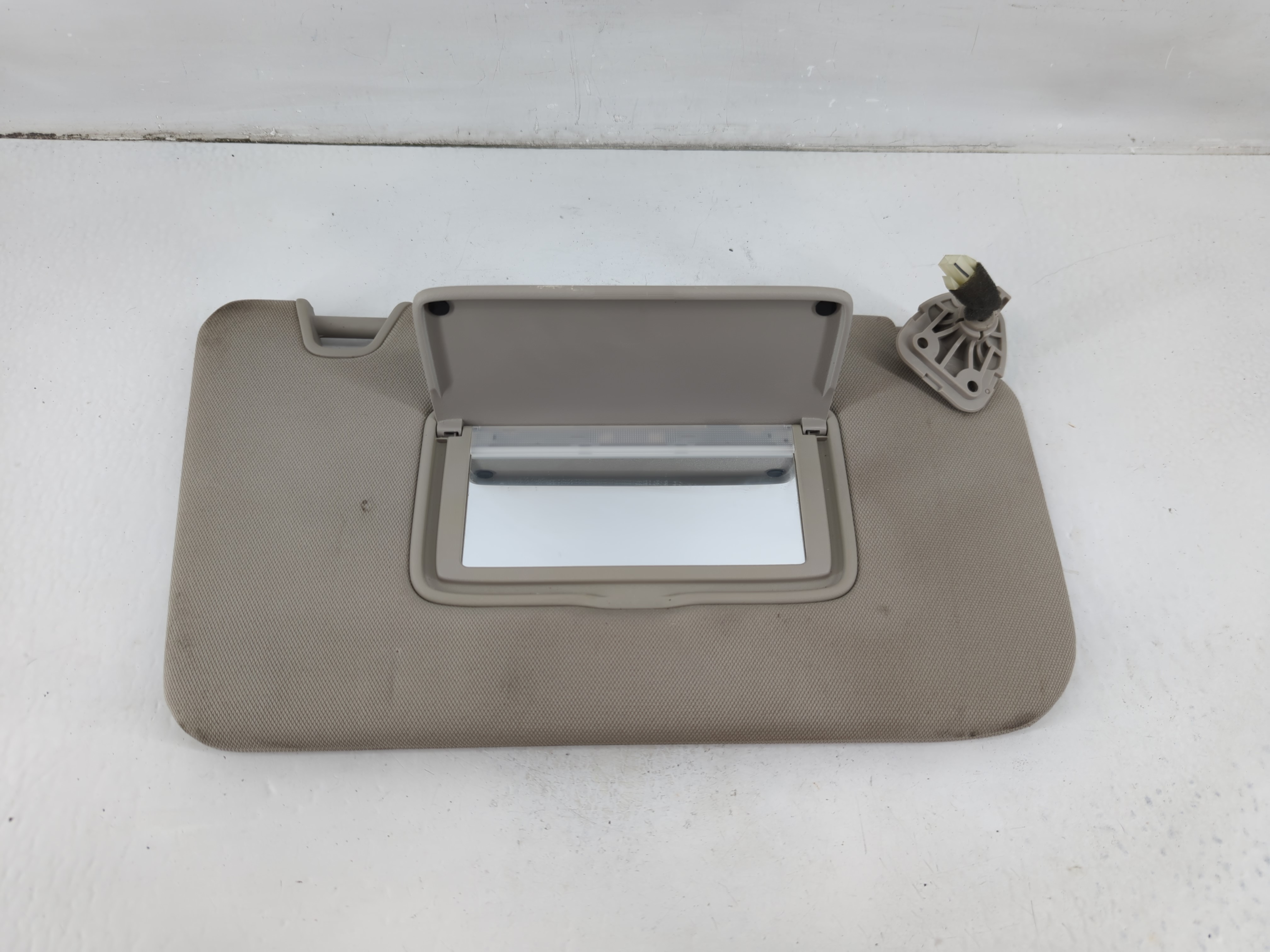 Picture of 2018-2020 Nissan Rogue Passenger Sun Visor Mirror Right Sunvisor Grey 1102837