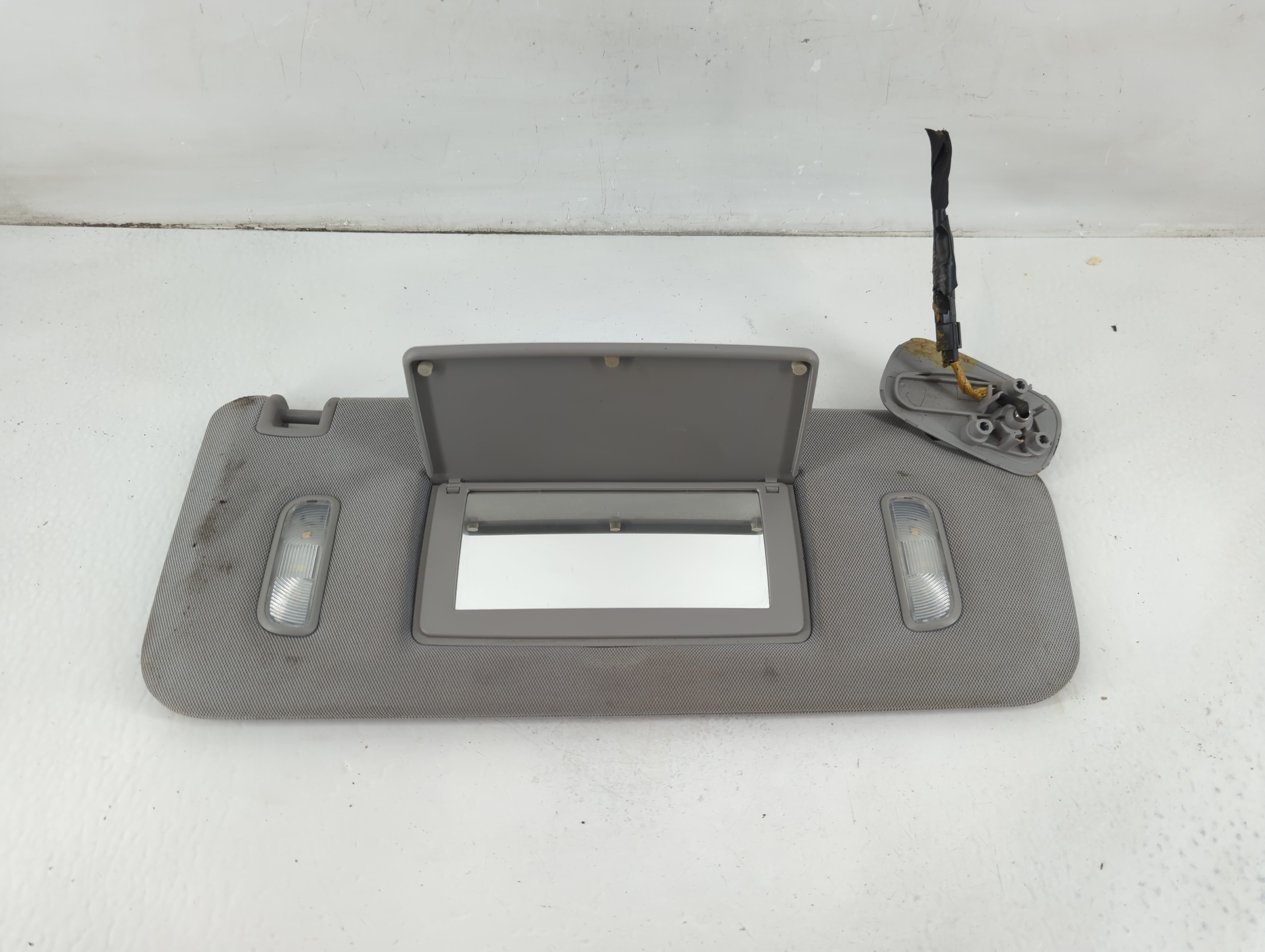Gmc Yukon Xl 1500 Passenger Sun Visor Mirror Right Sunvisor Grey 1102909 - Oemusedautoparts1.com