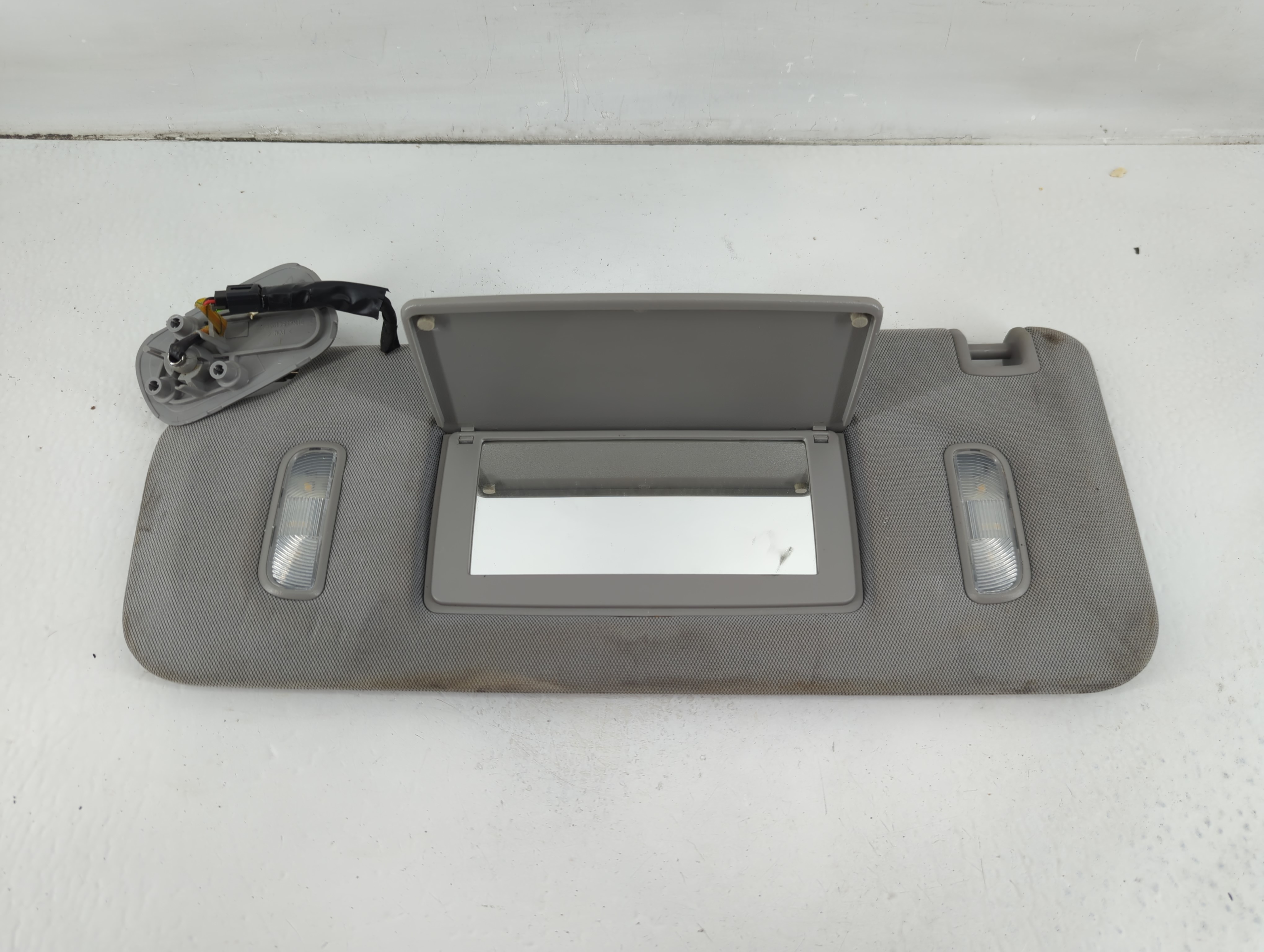 Gmc Yukon Xl 1500 Driver Sun Visor Mirror Left Sunvisor Grey 1102972 - Oemusedautoparts1.com