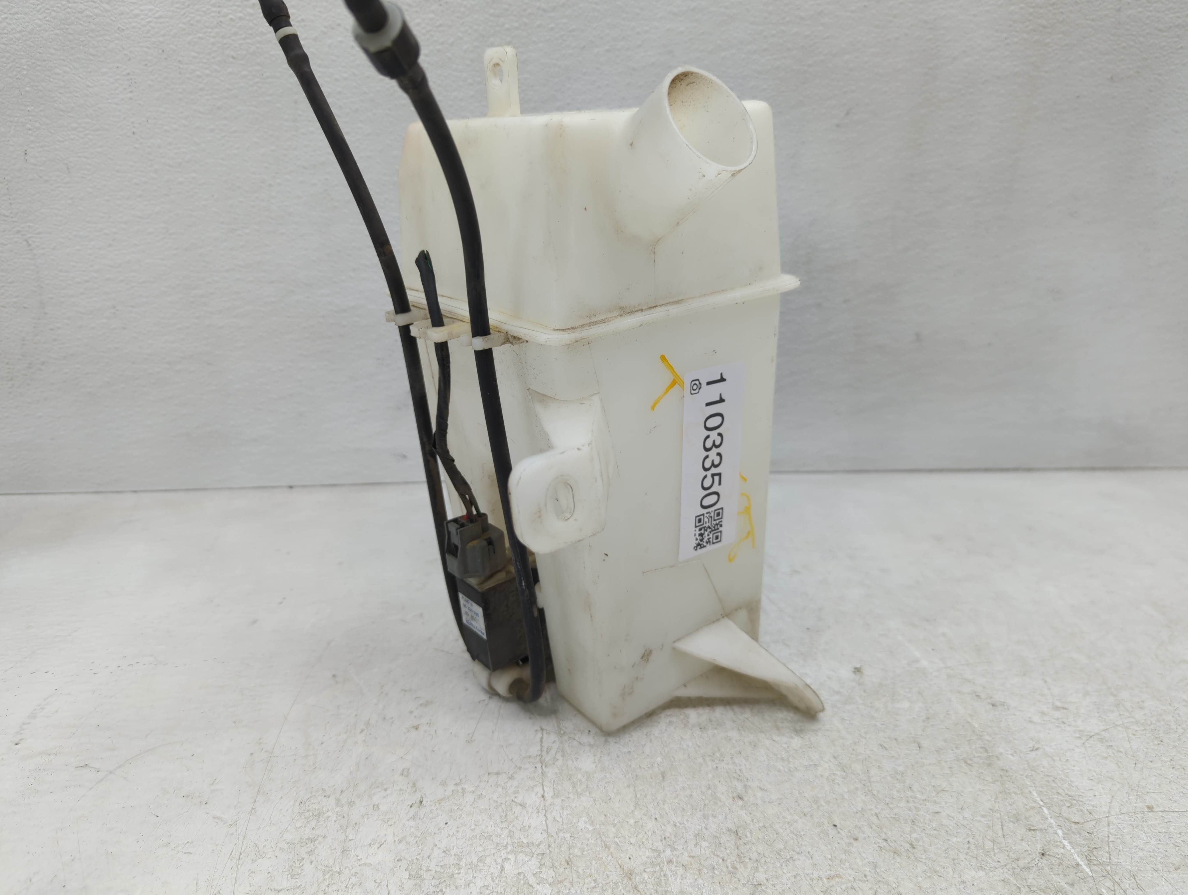 Picture of 2004-2008 Suzuki Forenza Windshield Washer Fluid Reservoir Bottle Oem 1103350